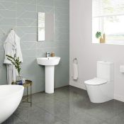 New Lyon II Close Coupled Toilet & Cistern Inc Luxury Slim Close Seat. RRP £599.99 New Lyon I...