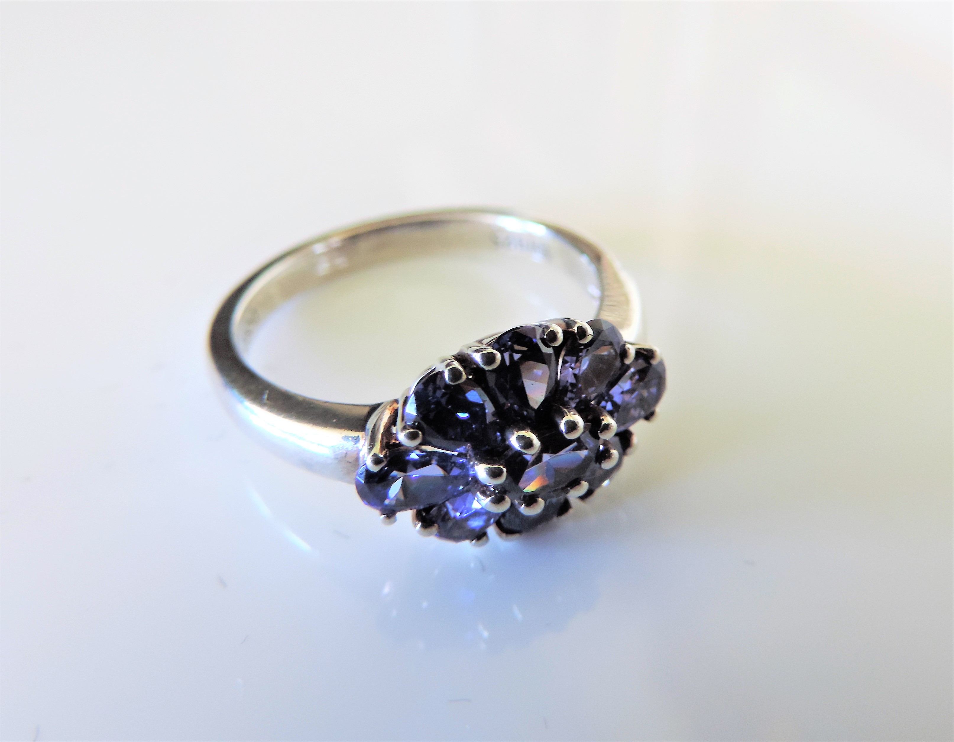 1.8 ct Tanzanite Cluster Ring in Sterling Silver - Image 3 of 4