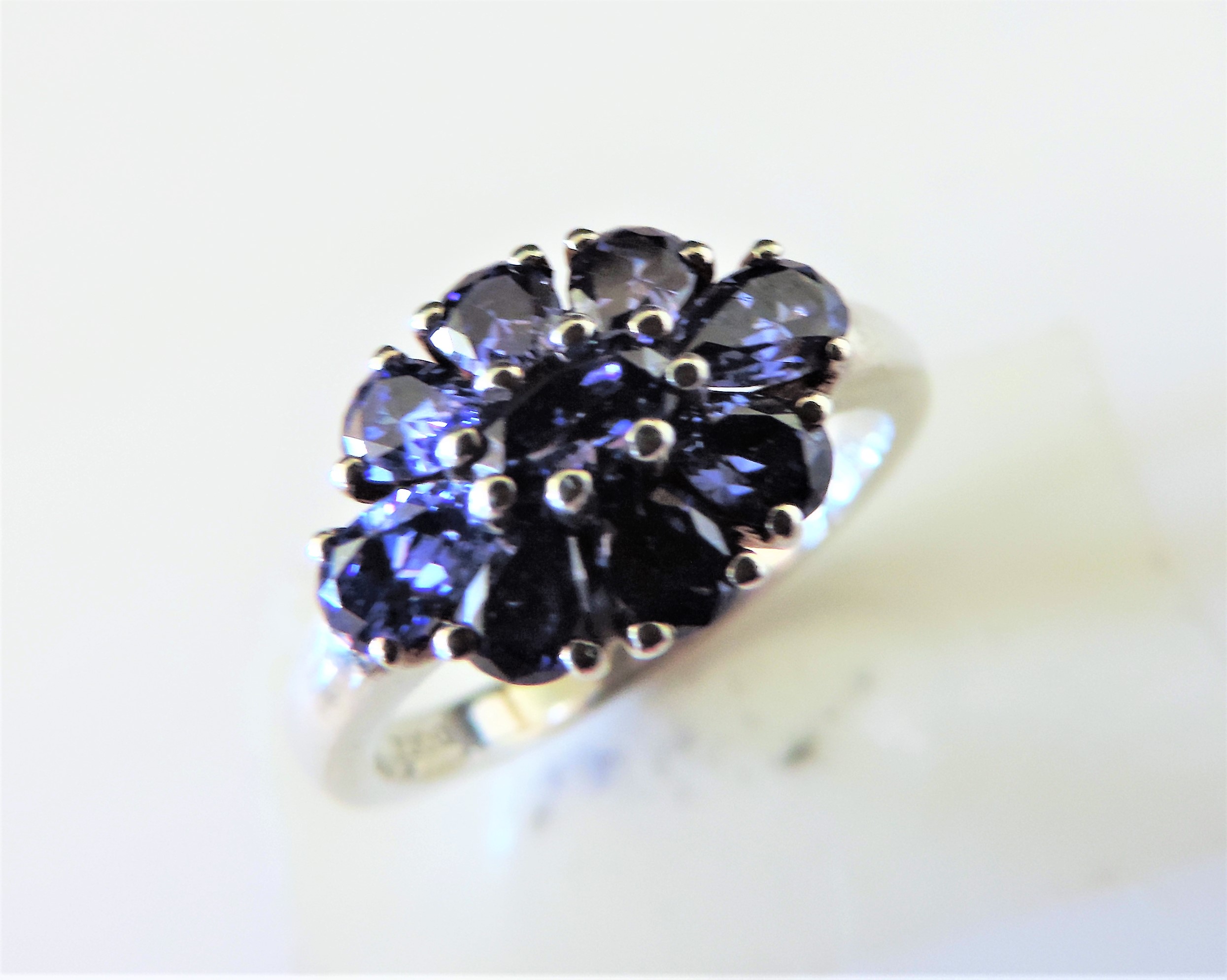 1.8 ct Tanzanite Cluster Ring in Sterling Silver - Image 4 of 4