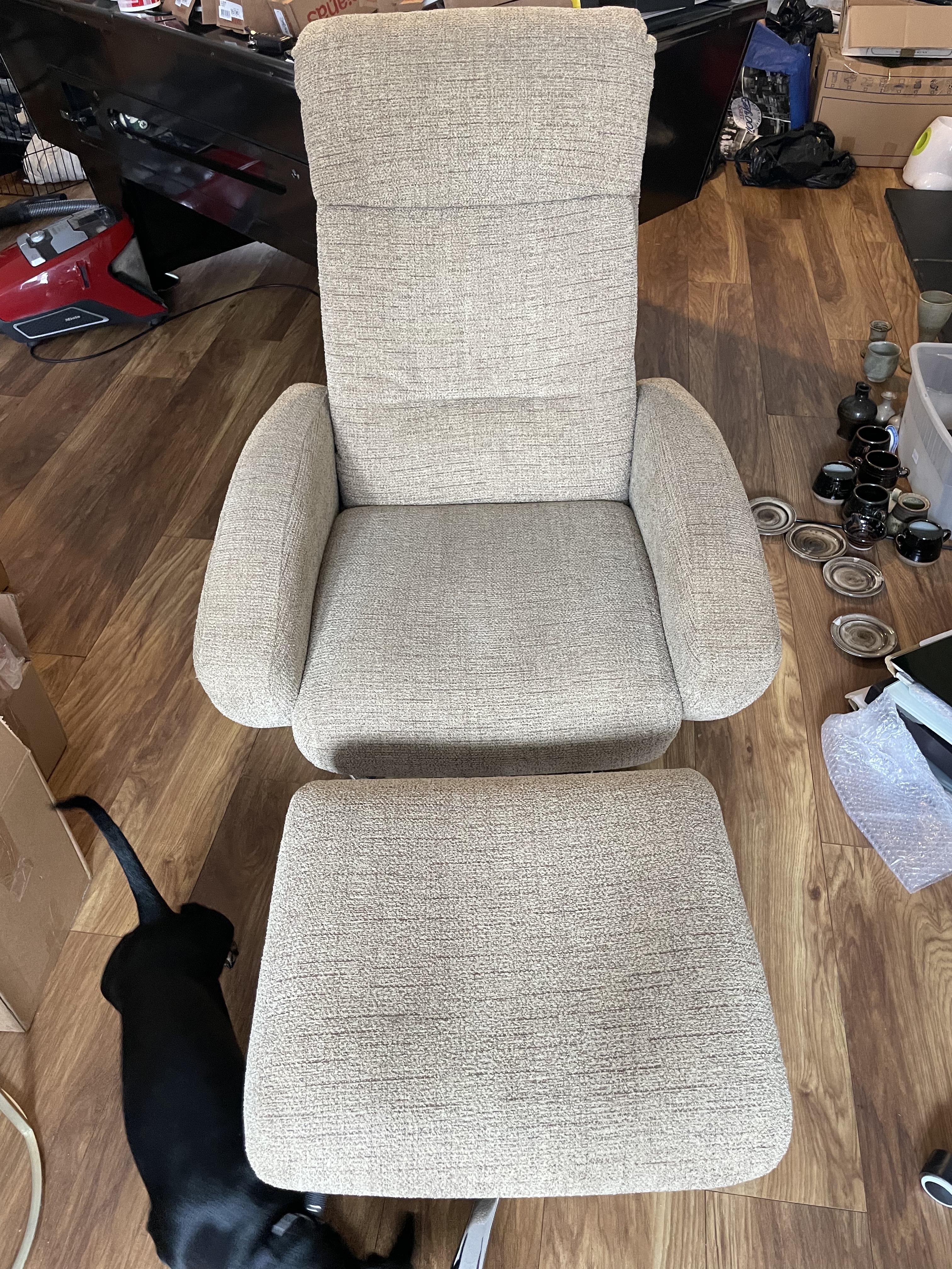 19080's reclining chair by Charisma