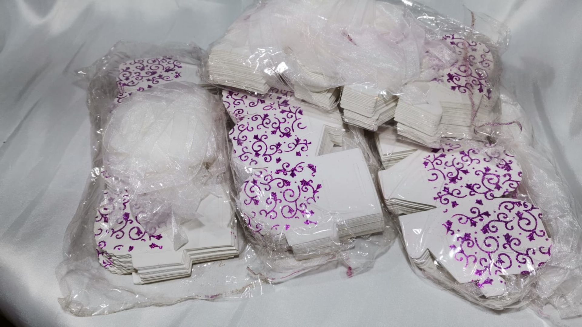 Lot of 200 White with Purple Glitter Favour Boxes. RRP £39.99 - Image 3 of 4