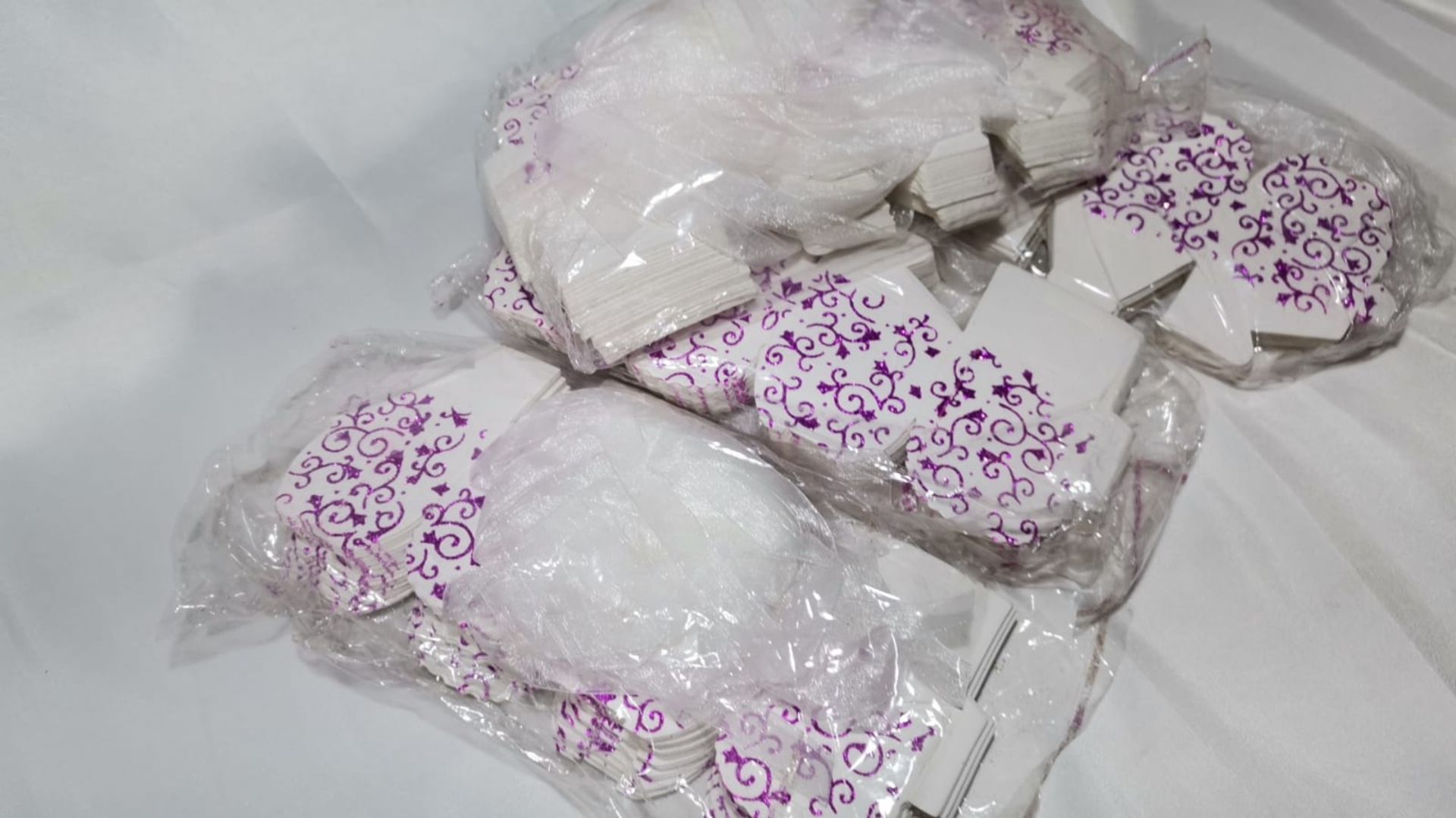 Lot of 200 White with Purple Glitter Favour Boxes. RRP £39.99 - Image 4 of 4
