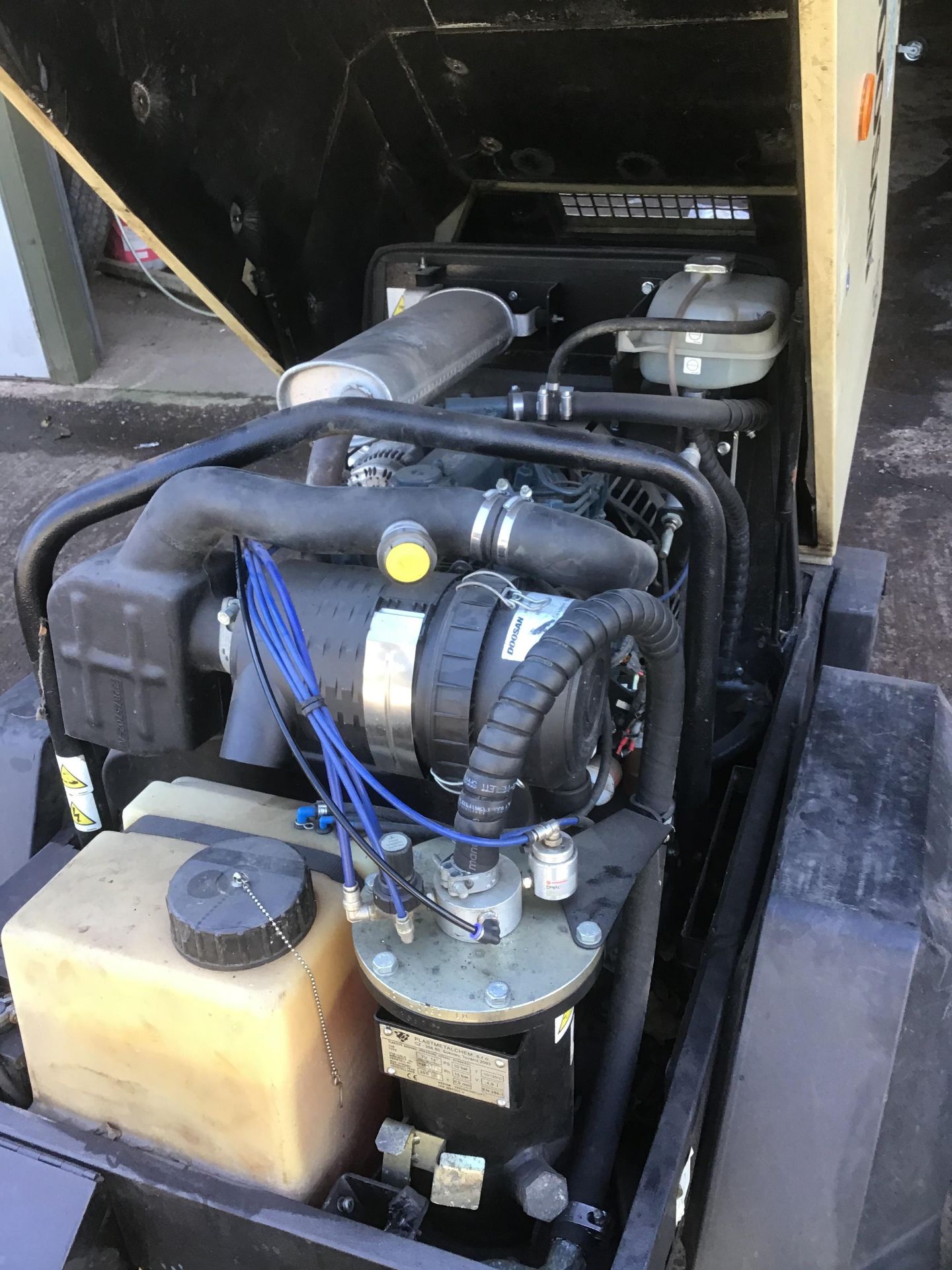 Doosan Twin Tool Fast Tow road Compressor - Image 9 of 10