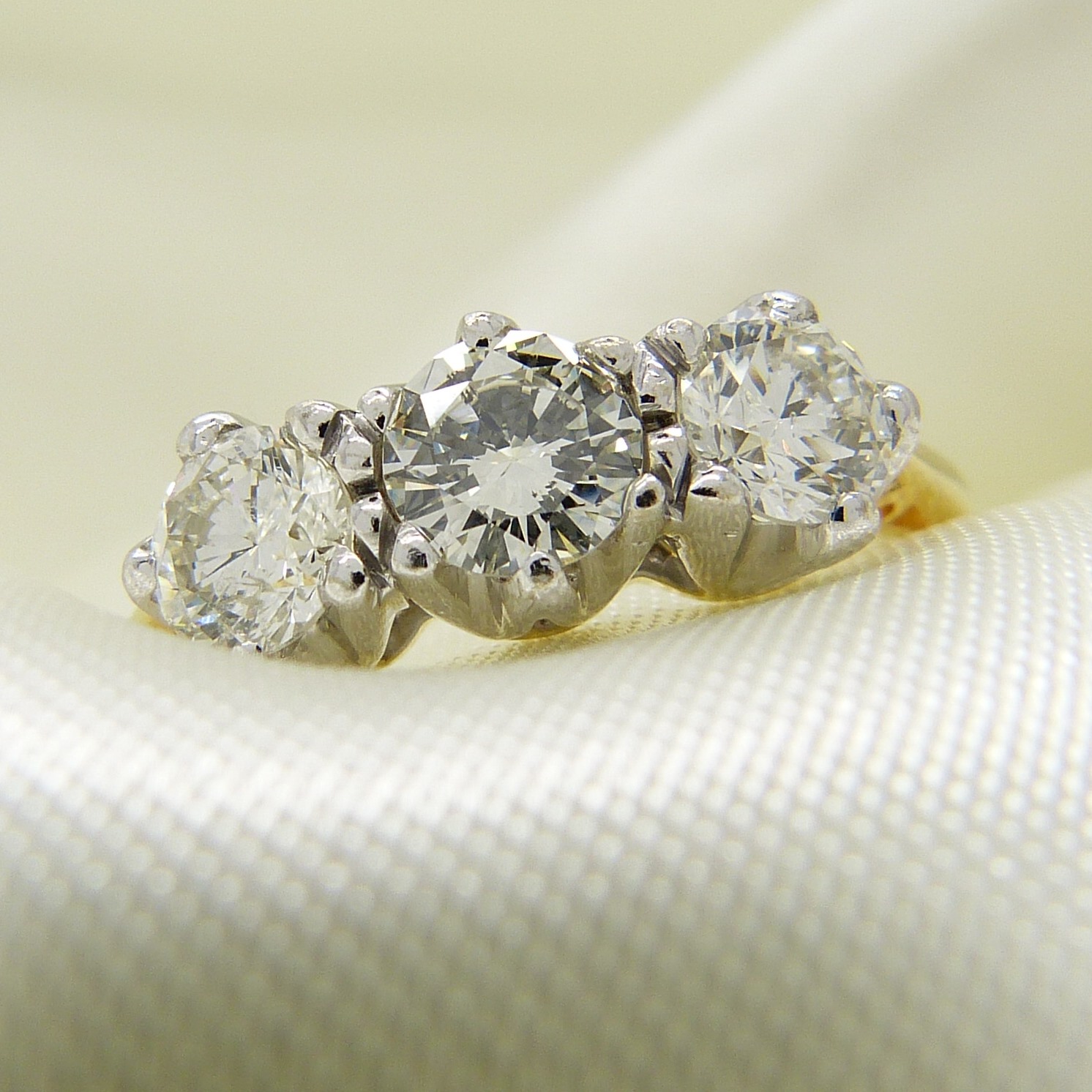 A certificated 0.95 carat diamond trilogy ring in 18ct white and yellow gold - Image 4 of 7