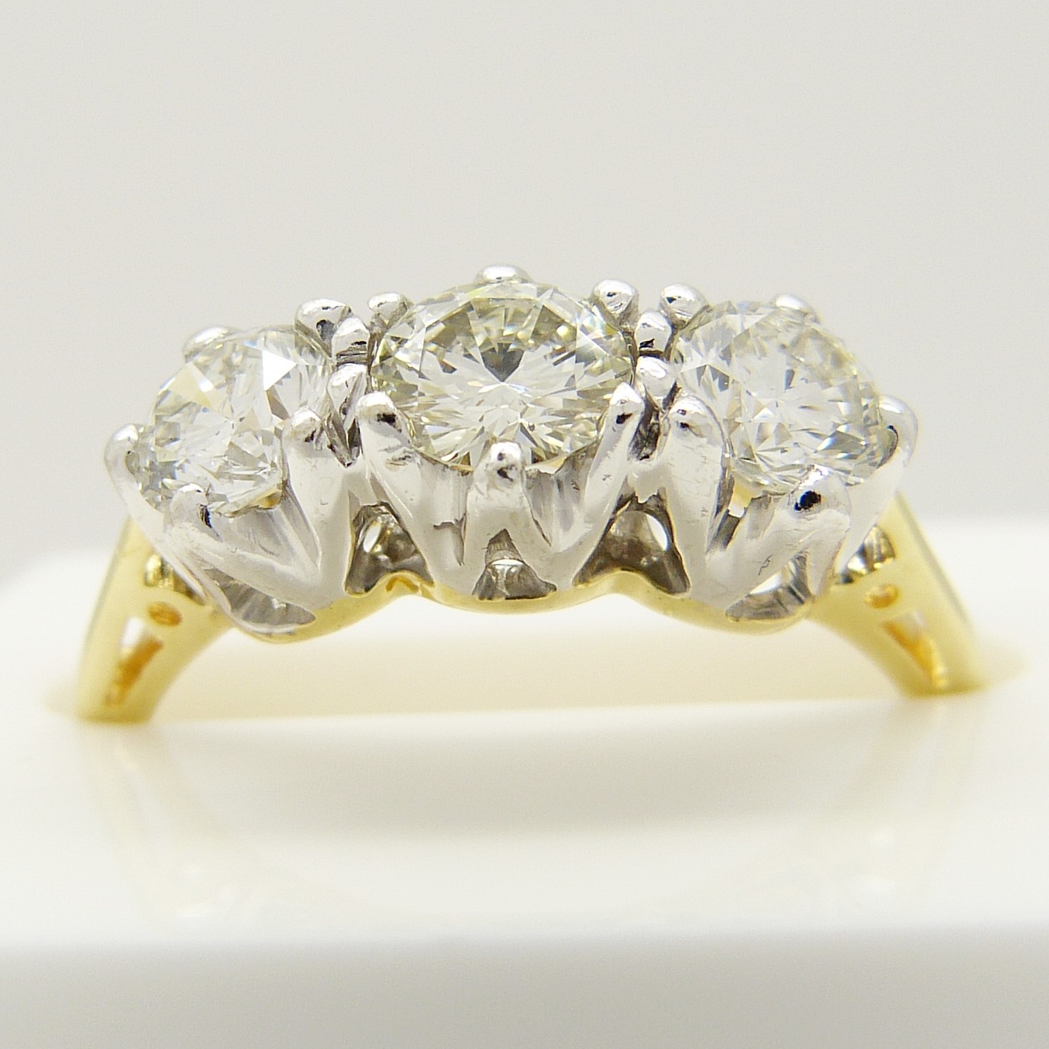 A certificated 0.95 carat diamond trilogy ring in 18ct white and yellow gold - Image 6 of 7