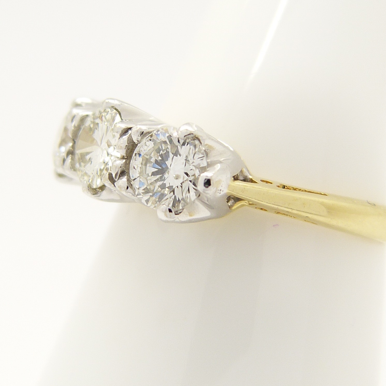 A certificated 0.95 carat diamond trilogy ring in 18ct white and yellow gold - Image 5 of 7