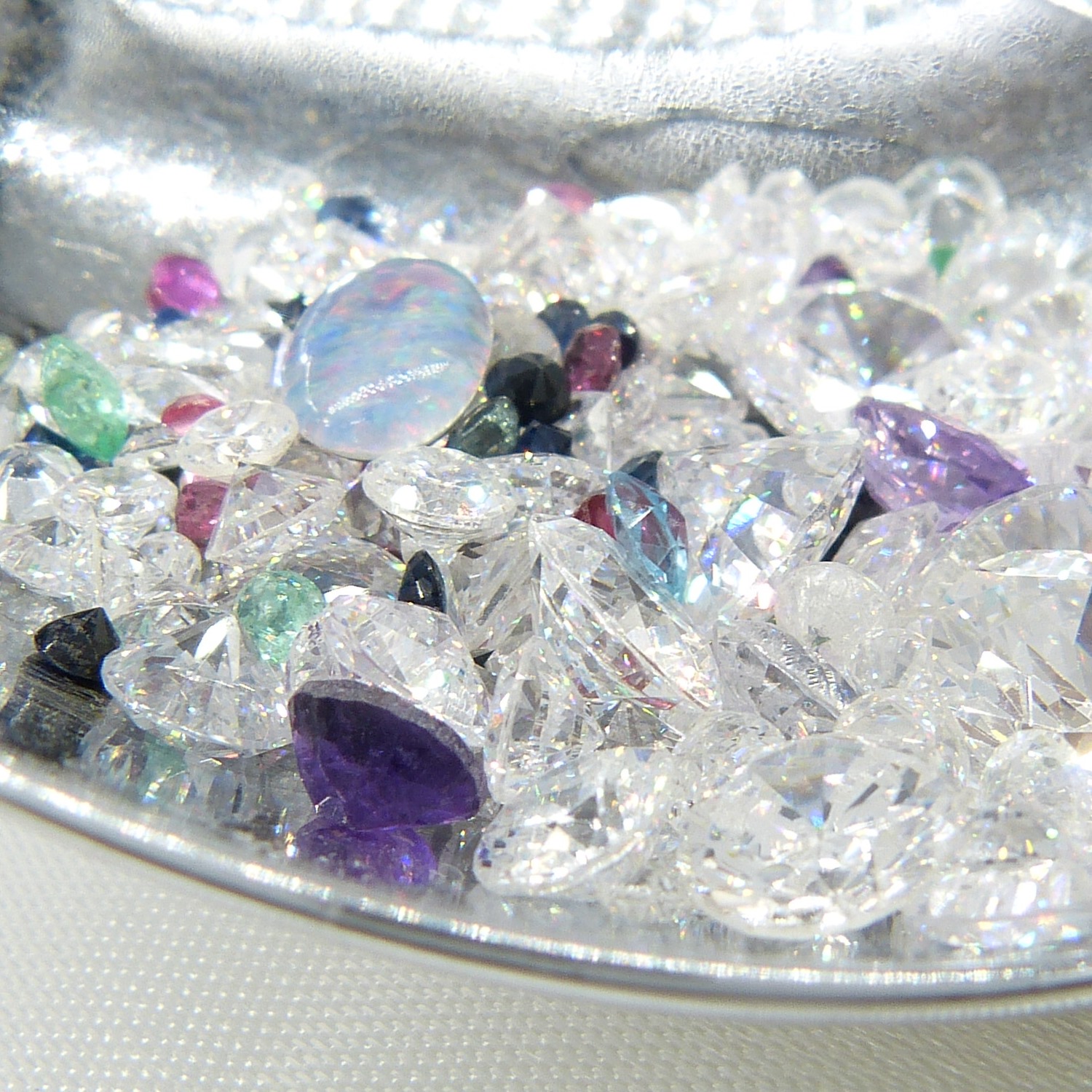 A parcel of over 150 loose stones including amethyst, emerald, cubic zirconia and sapphire. 89.05 ct - Image 6 of 6