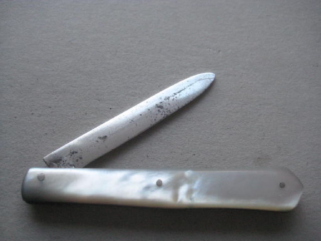 George V Mother of Pearl Hafted Silver Bladed Folding Fruit Knife - Image 2 of 9