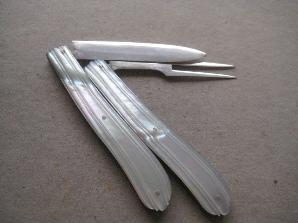 Rare Victorian Mother of Pearl Hafted Matching Silver Bladed Folding Fruit Knife and Fork - Image 2 of 10