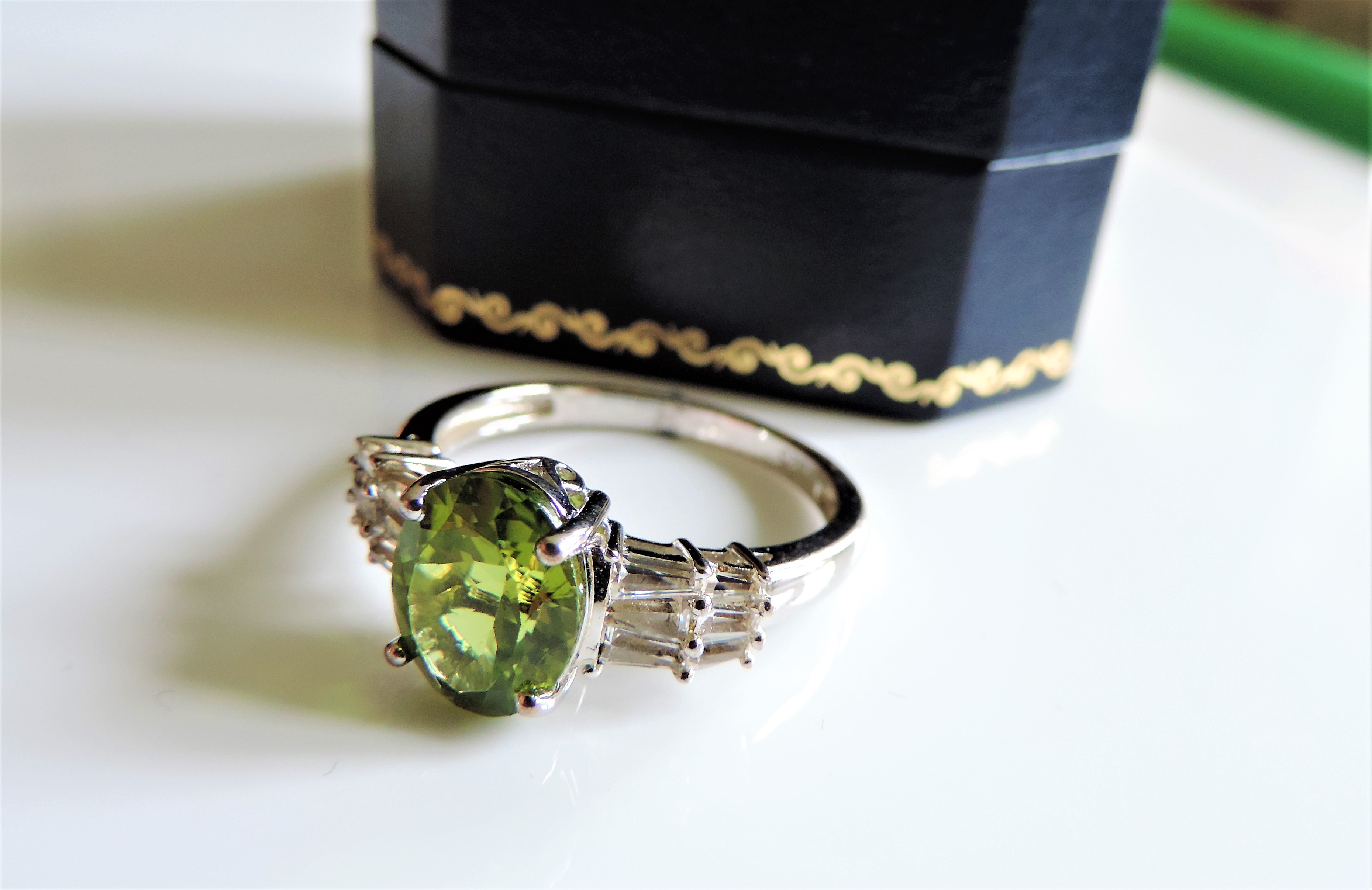 Sterling Silver 2.2ct Peridot Ring New with Gift Box - Image 4 of 4