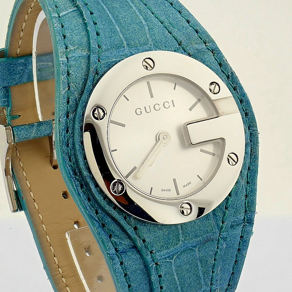 Gucci / 104 - Lady's Steel Wrist Watch