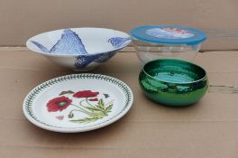 4 items to Inclues large serving bowl and Pyrex bowl