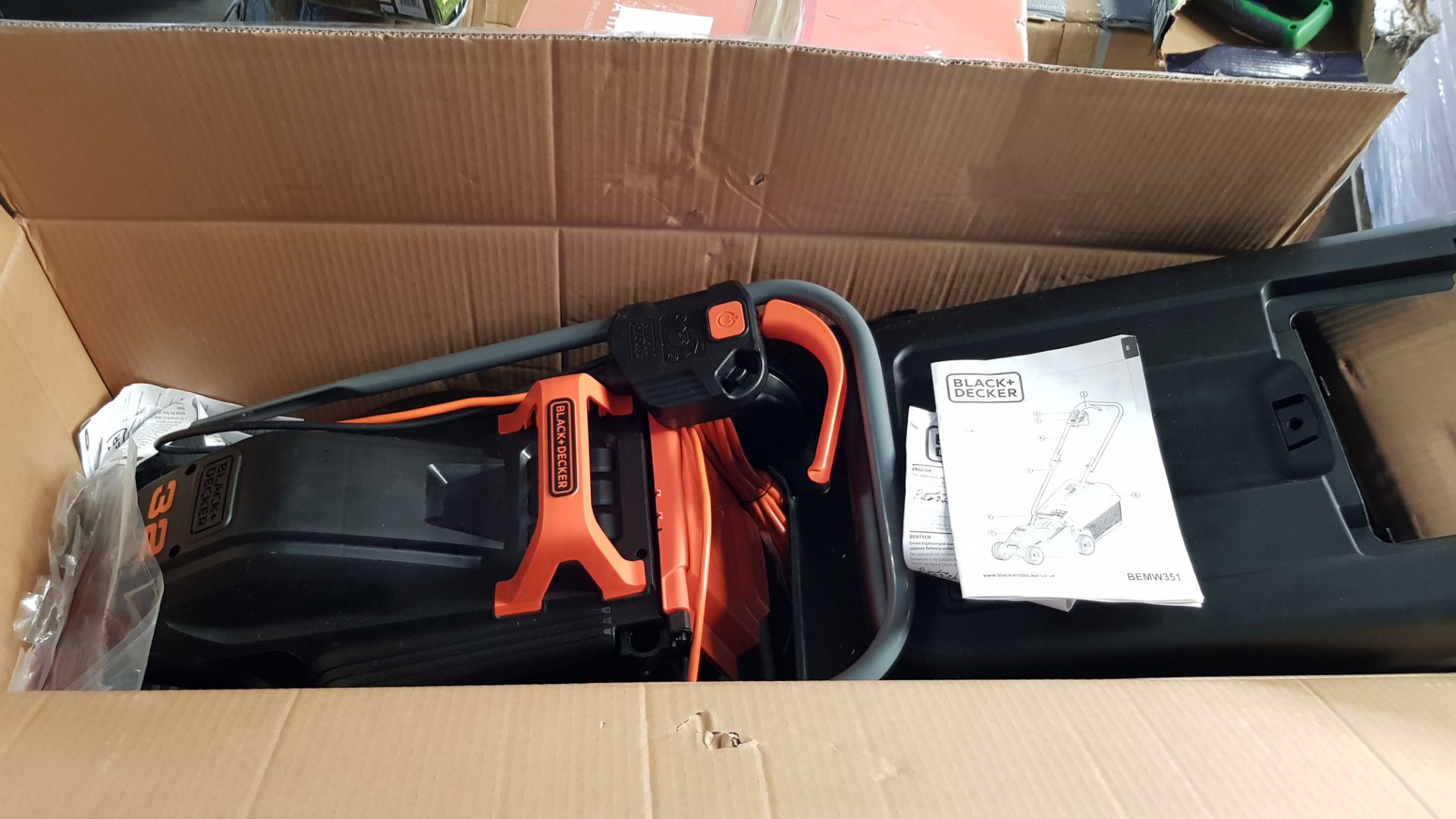 (P5) 1x Black & Decker 32cm 1000W Corded Lawn Mower. Contents Appear Clean, Unused. (Please Note – - Image 4 of 5