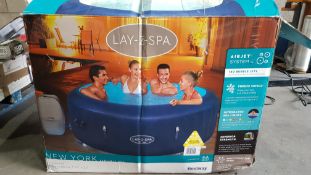 1x Bestway Lay-Z-Spa New York RRP £600. 4-6 Person Air Jet Hot Tub. Lot Comes With Pump, Lid, Infl