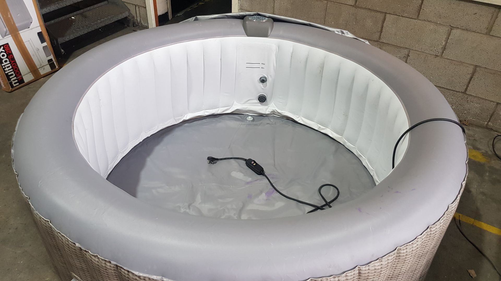 1x CleverSpa Florence RRP £560. 6 Person Hot Tub. Unit Powers On And Inflates. Lot Includes Lid, G - Image 8 of 10