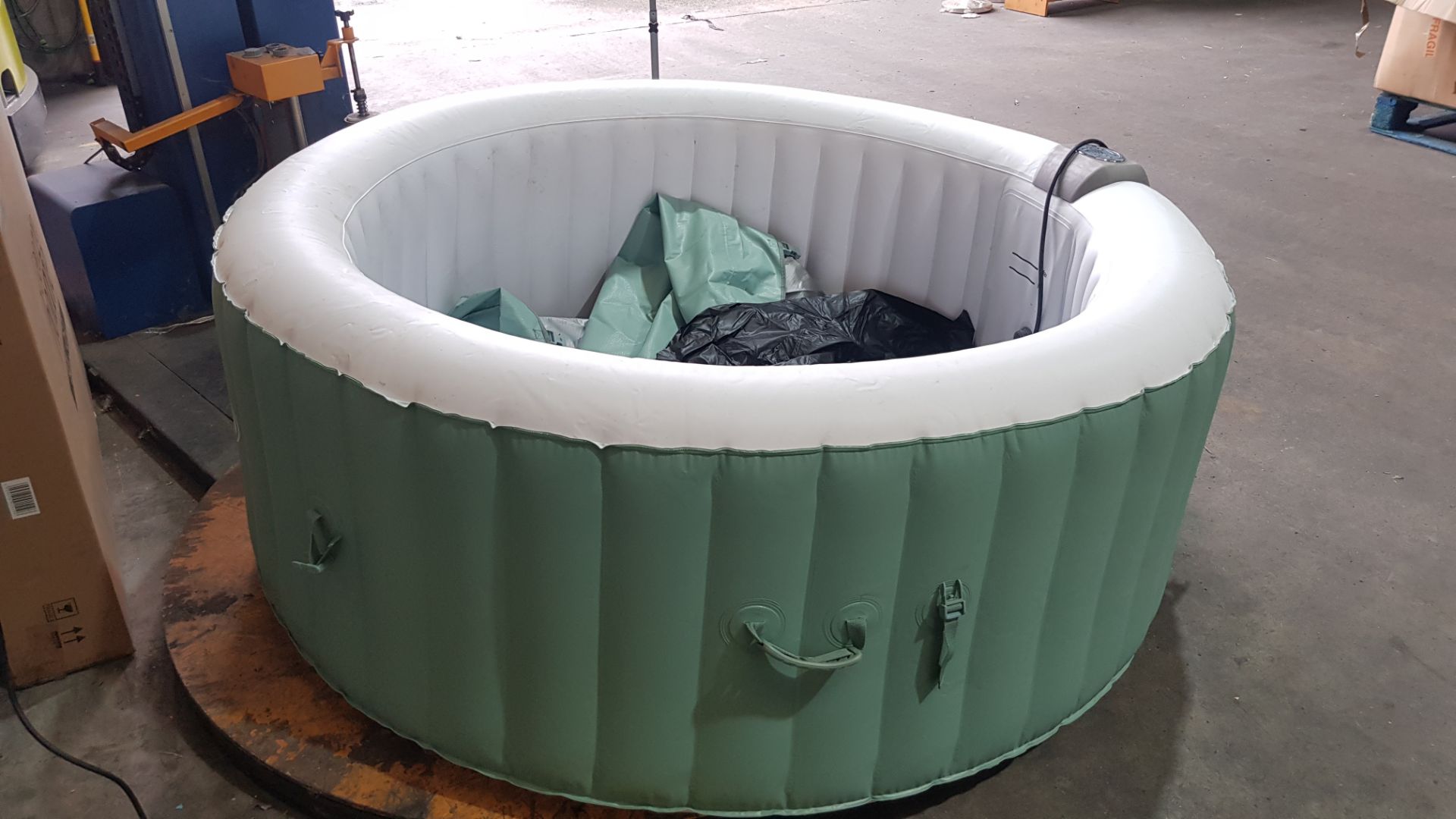 1x CleverSpa Cotswolds RRP £350. 4 Person Hot Tub. Unit Powers On And Inflates. Lot Includes Lid, - Image 6 of 12