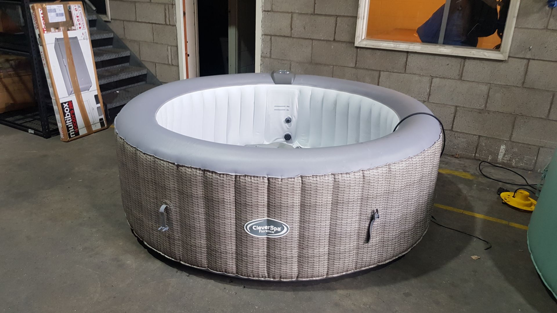 1x CleverSpa Florence RRP £560. 6 Person Hot Tub. Unit Powers On And Inflates. Lot Includes Lid, G - Image 4 of 10