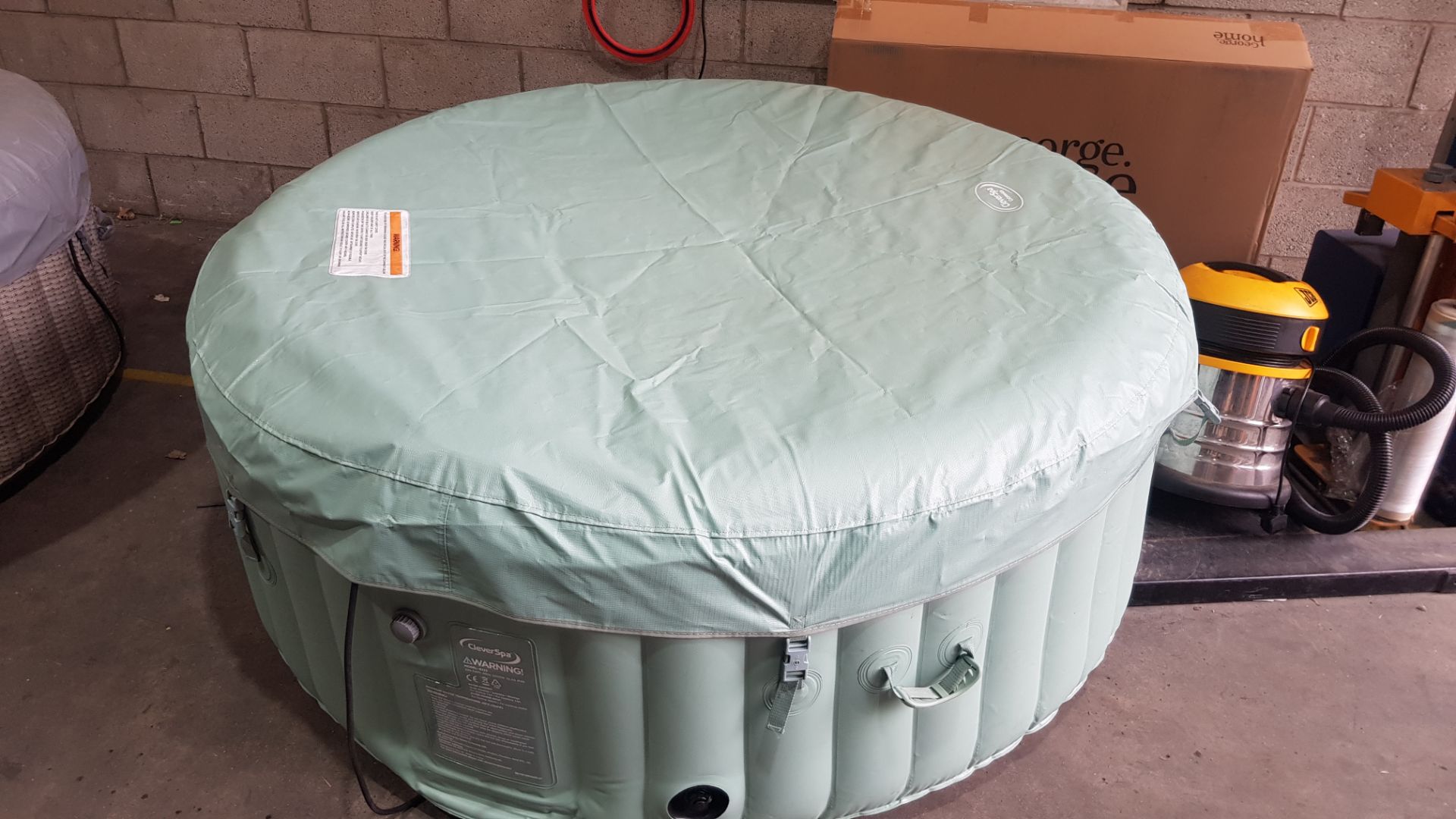 1x CleverSpa Cotswolds RRP £350. 4 Person Hot Tub. Unit Powers On And Inflates. Lot Includes Lid, - Image 9 of 12