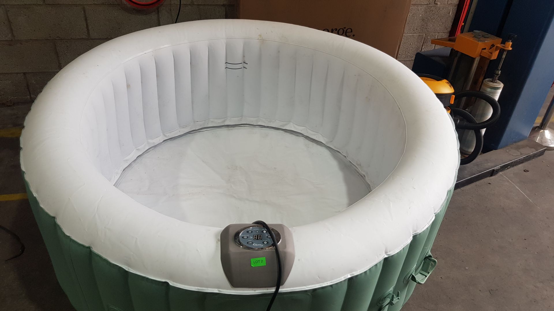 1x CleverSpa Cotswolds RRP £350. 4 Person Hot Tub. Unit Powers On And Inflates. Lot Includes Lid, - Image 7 of 12