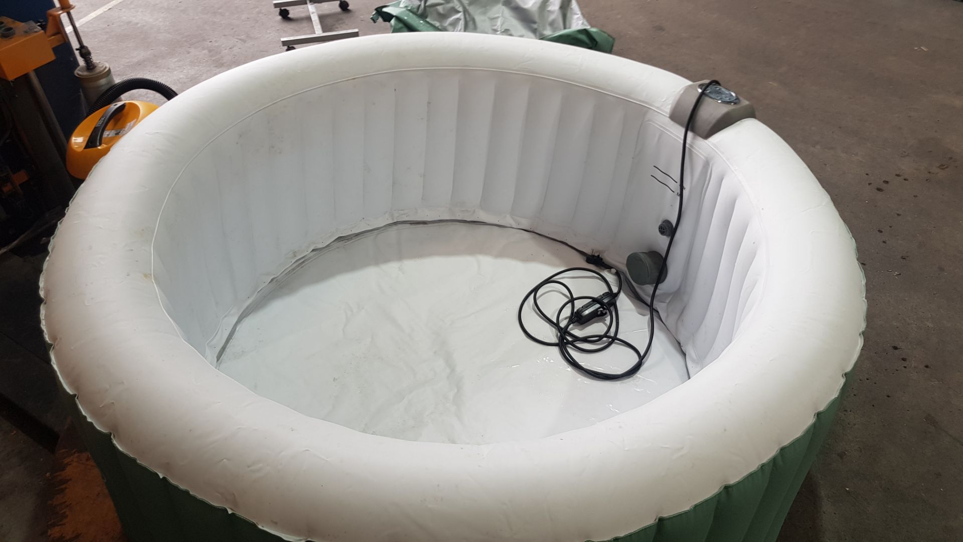 1x CleverSpa Cotswolds RRP £350. 4 Person Hot Tub. Unit Powers On And Inflates. Lot Includes Lid, - Image 8 of 12