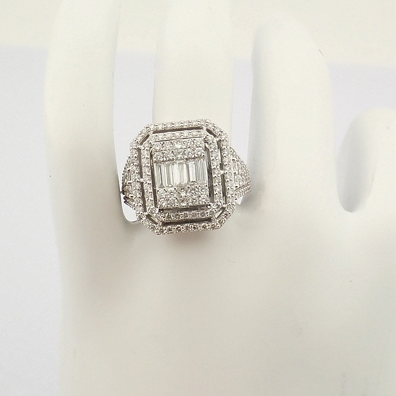 Certificated 14K White Gold Baguette Diamond & Diamond Ring (Total 2.01 Ct. Stone) - Image 4 of 7