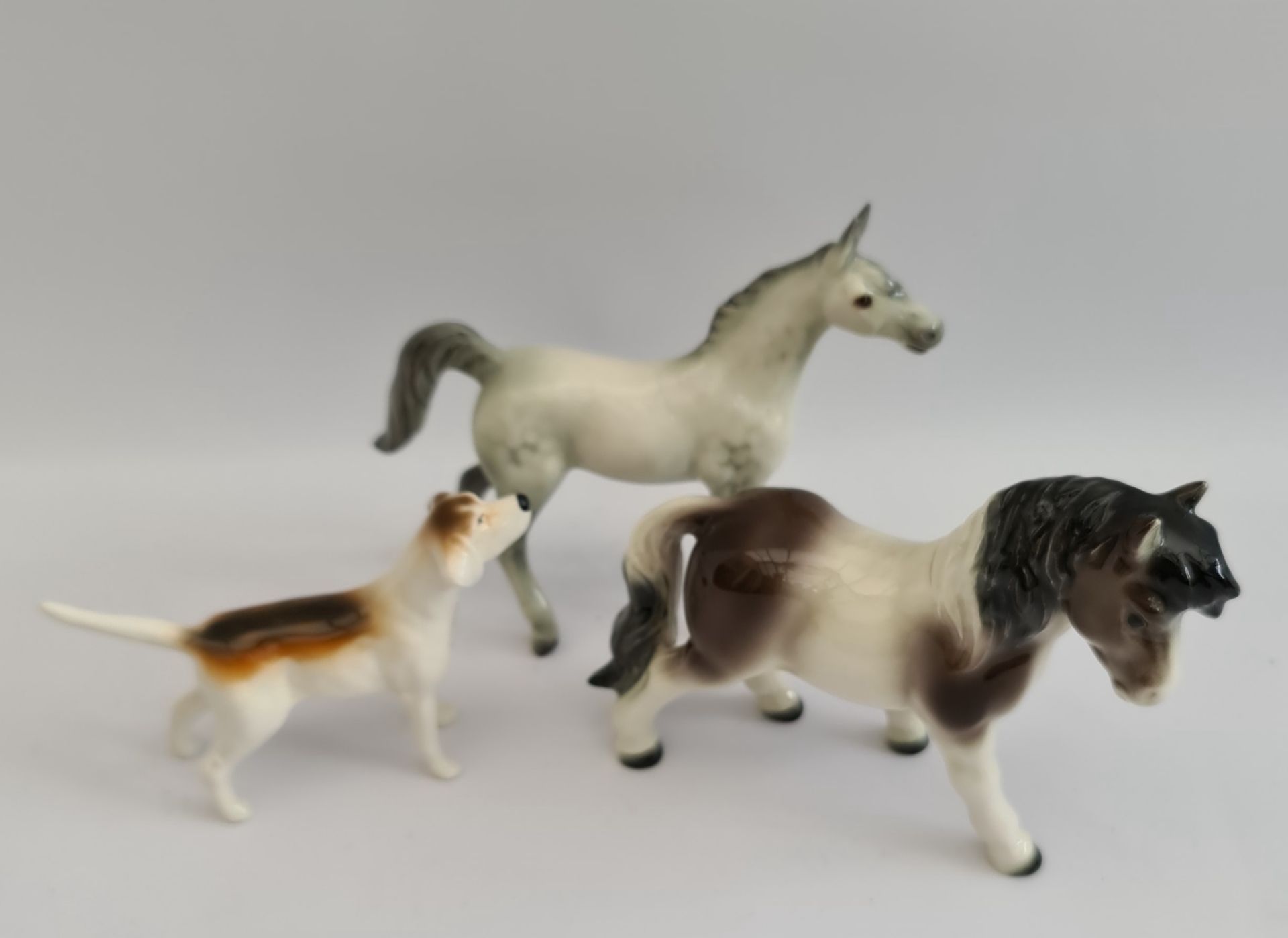 Vintage Beswick Gun Dog & 2 x Goebel Horses. The tallest horse measures 4.75 inches tall.