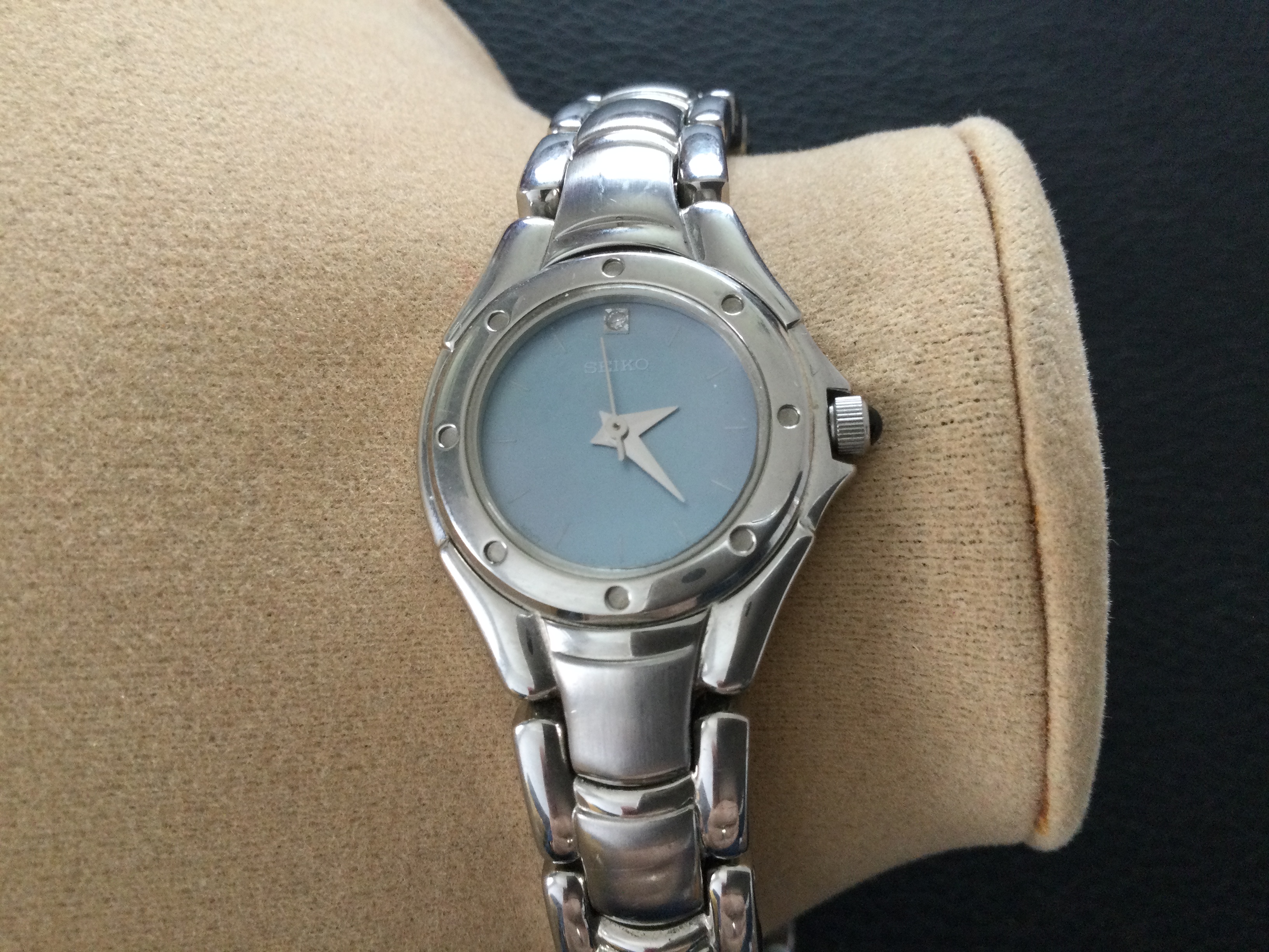 Seiko Ladies Wristwatch (GS52) An absolutely stunning little Seiko 693566 ladies Stainless Steel