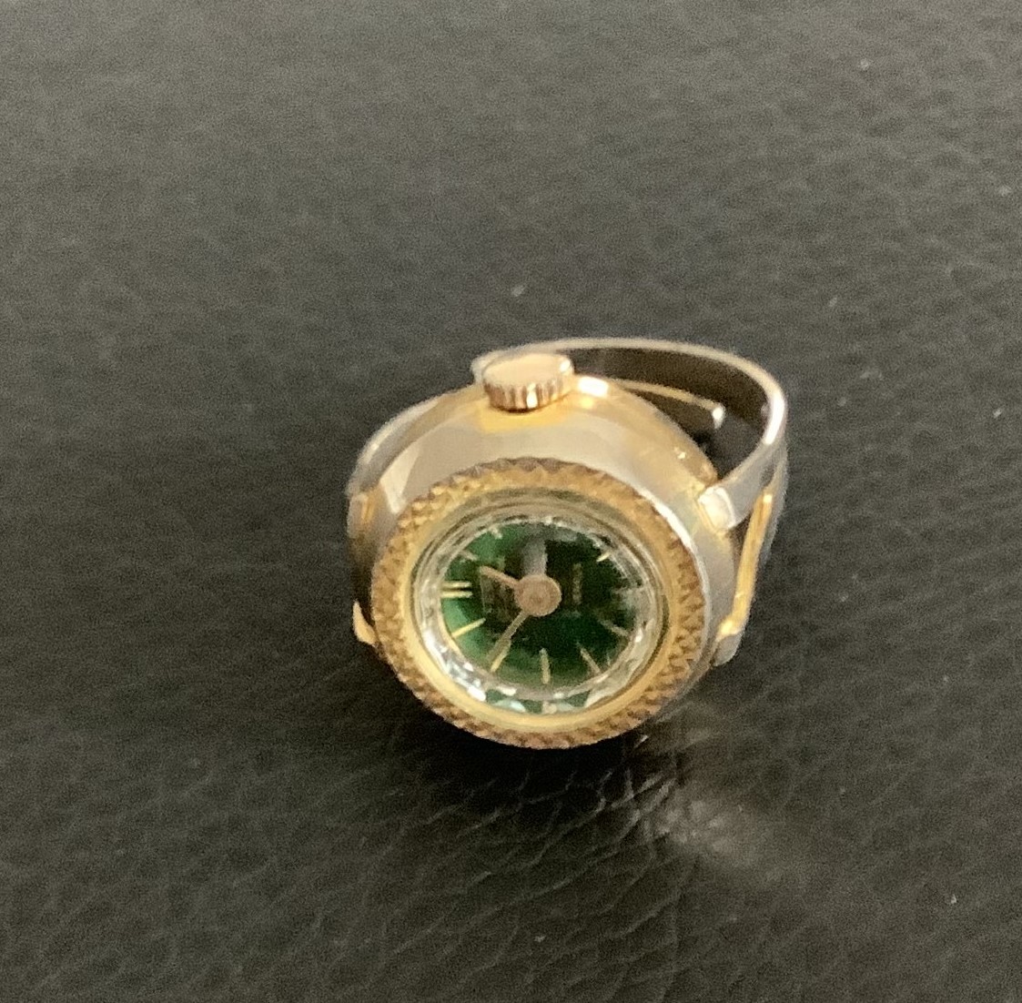 Pretty Vintage Gold Plated Ladies Ring Watch with Adjustable Band (GS 181) This is a truly - Image 2 of 6