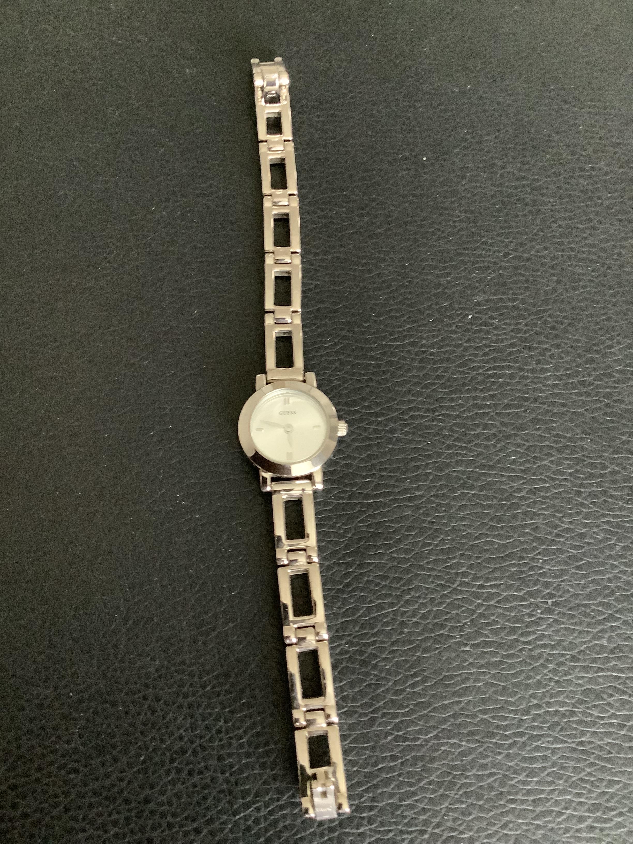 Beautiful Guess Ladies Quartz Wristwatch (GS 173) A beautiful little Guess Ladies Wristwatch. - Image 4 of 4