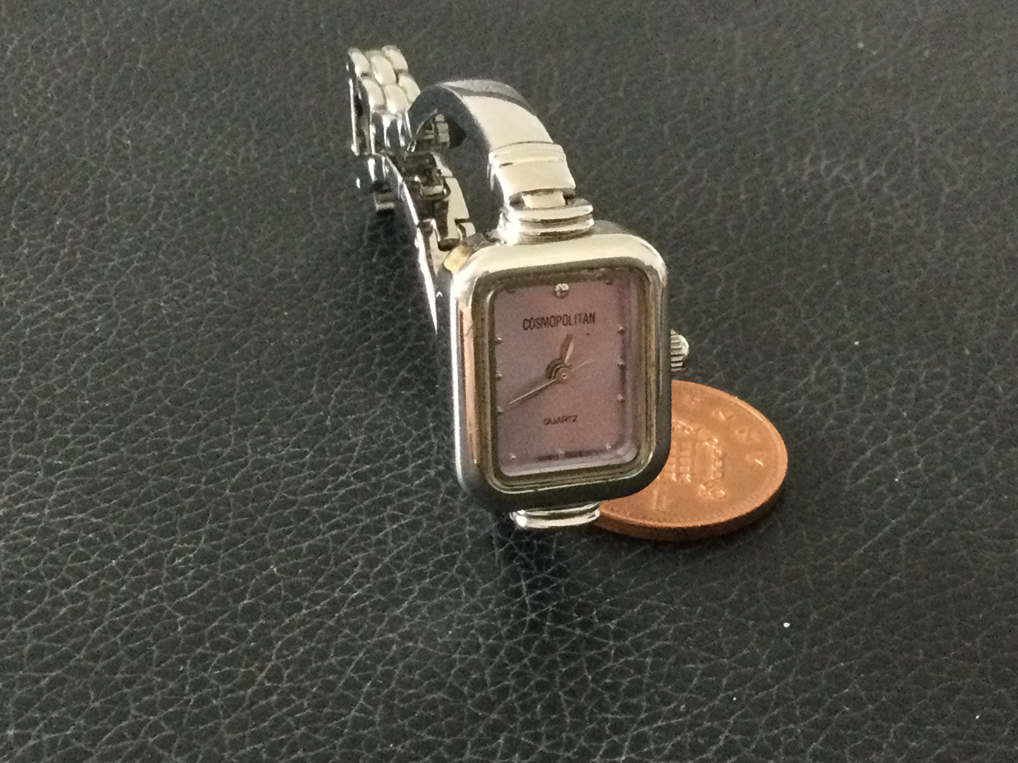 Cosmopolitan Hearst Quartz Ladies Wristwatch (GS23) This is a beautiful little Cosmopolitan - Image 2 of 6