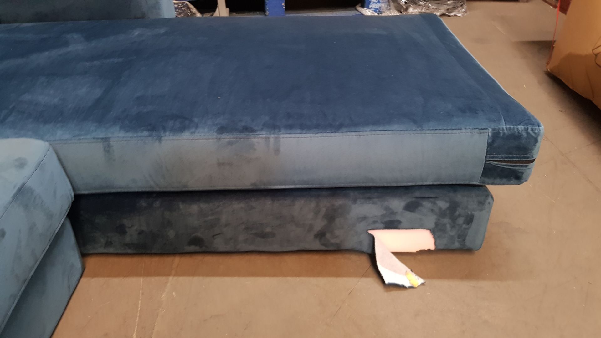 (P5) 1x Donna Deco Right Hand Corner Sofa Blue RRP £600. Unit Is Clean & Unused With 2x Unopened Fe - Image 5 of 9