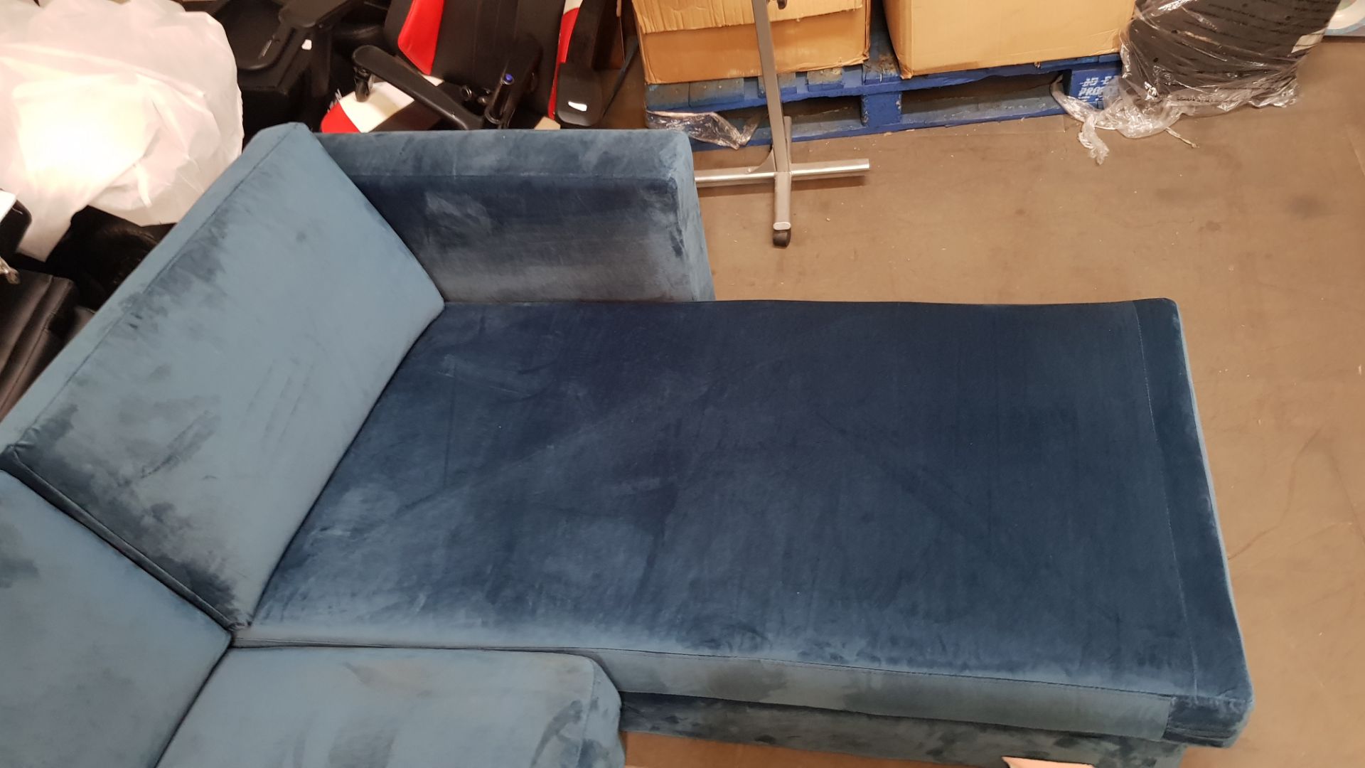 (P5) 1x Donna Deco Right Hand Corner Sofa Blue RRP £600. Unit Is Clean & Unused With 2x Unopened Fe - Image 7 of 9