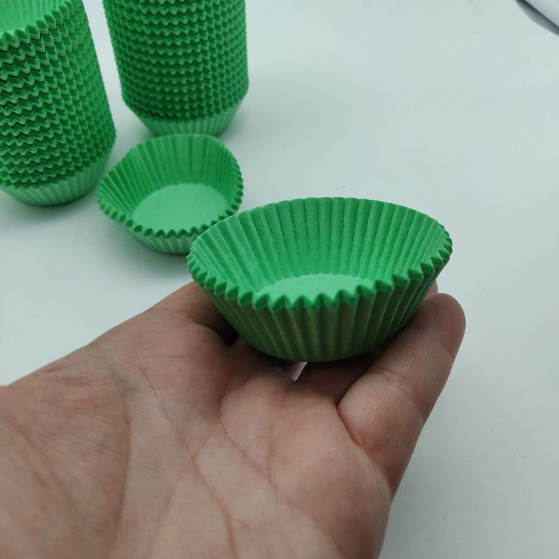 2000 Green Paper Cup Cake/Fairy Cake Cases - Image 2 of 4