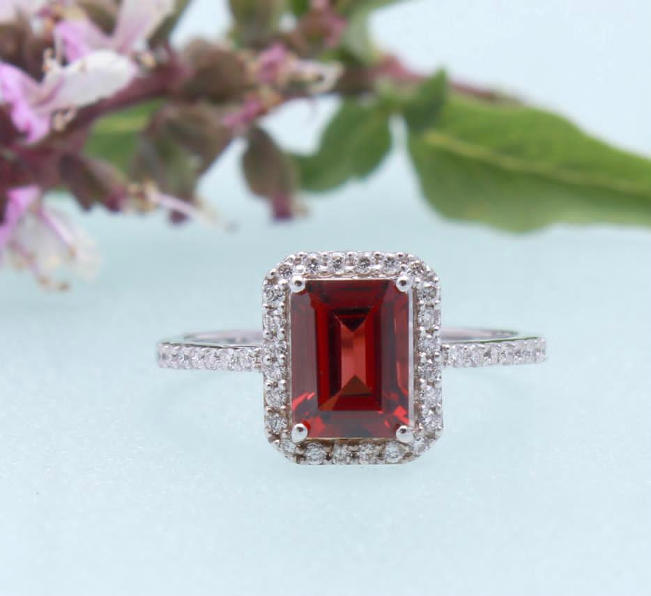 Beautiful Natural Garnet Ring With Diamonds And 18k Gold - Image 5 of 8