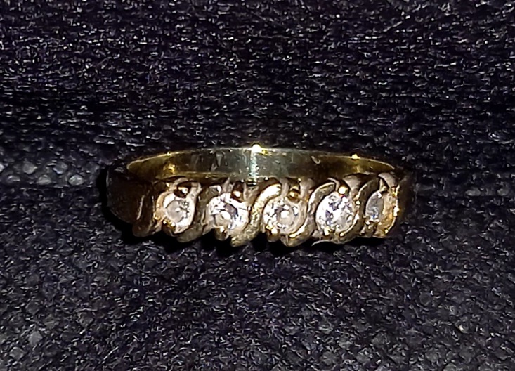 Ladies Attractive 9ct Gold 5 Stone Diamond Ring.