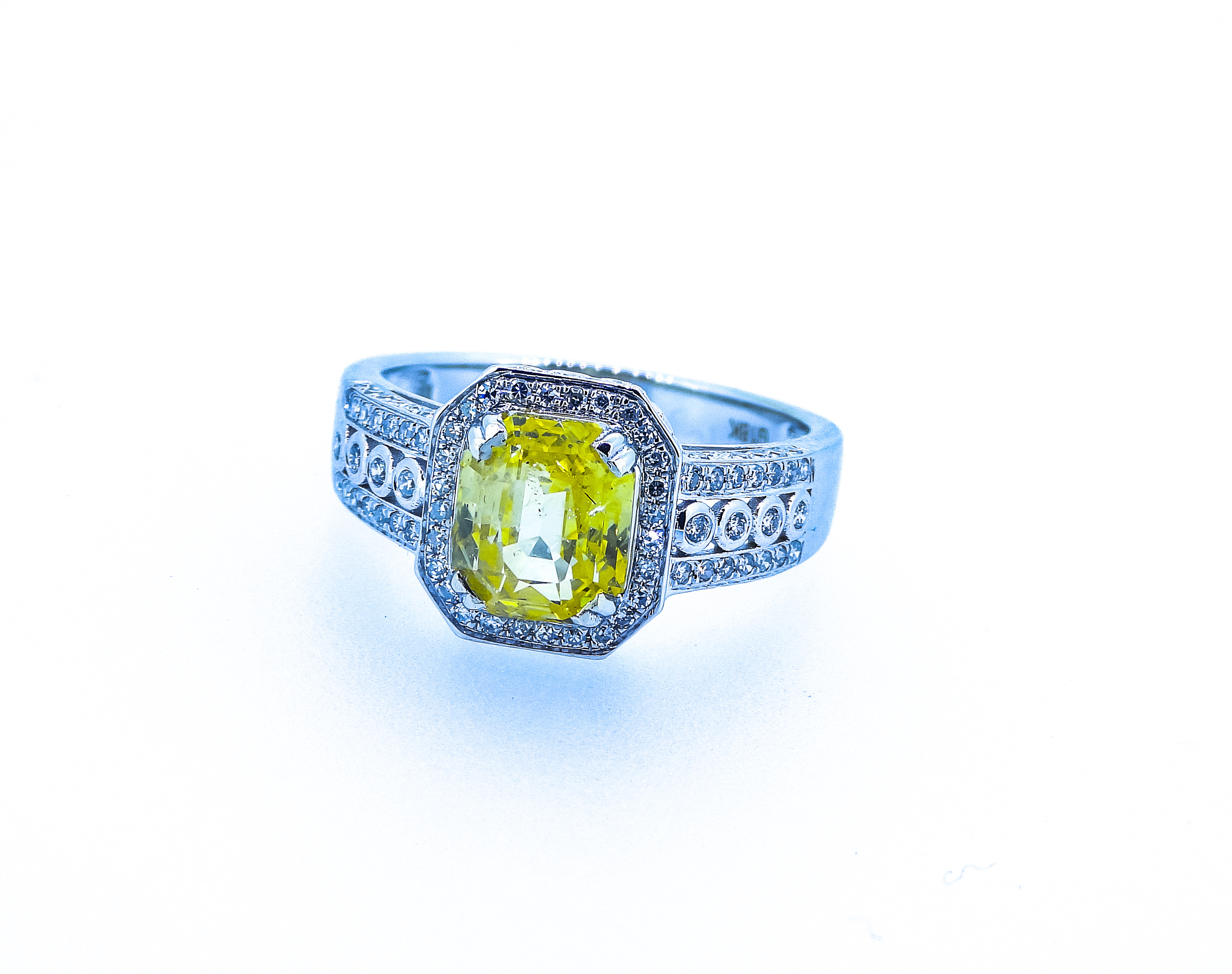 Certified 3.20 ct Yellow VVS Untreated Sapphire & Diamonds Ring - Image 3 of 7