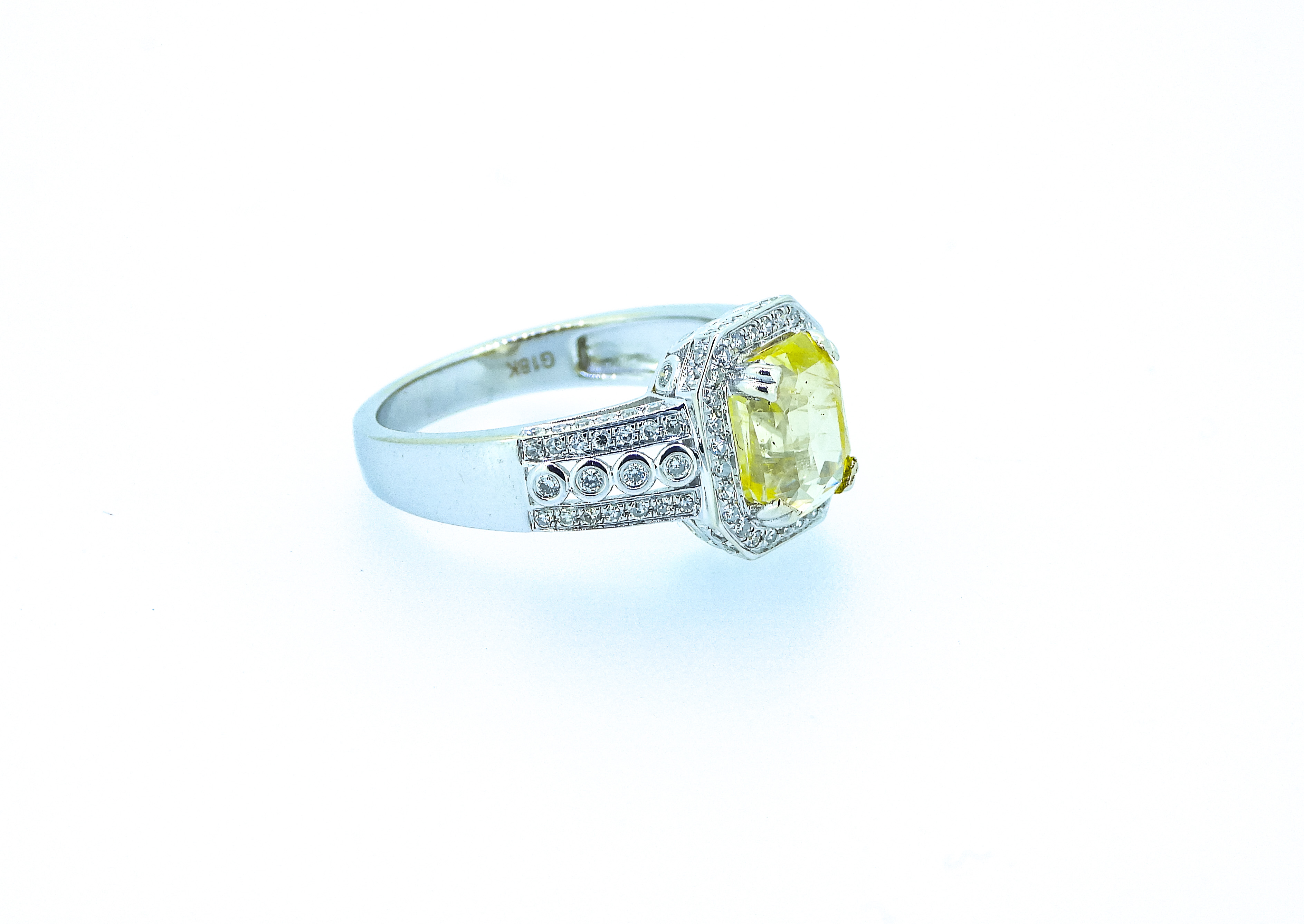 Certified 3.20 ct Yellow VVS Untreated Sapphire & Diamonds Ring - Image 4 of 7