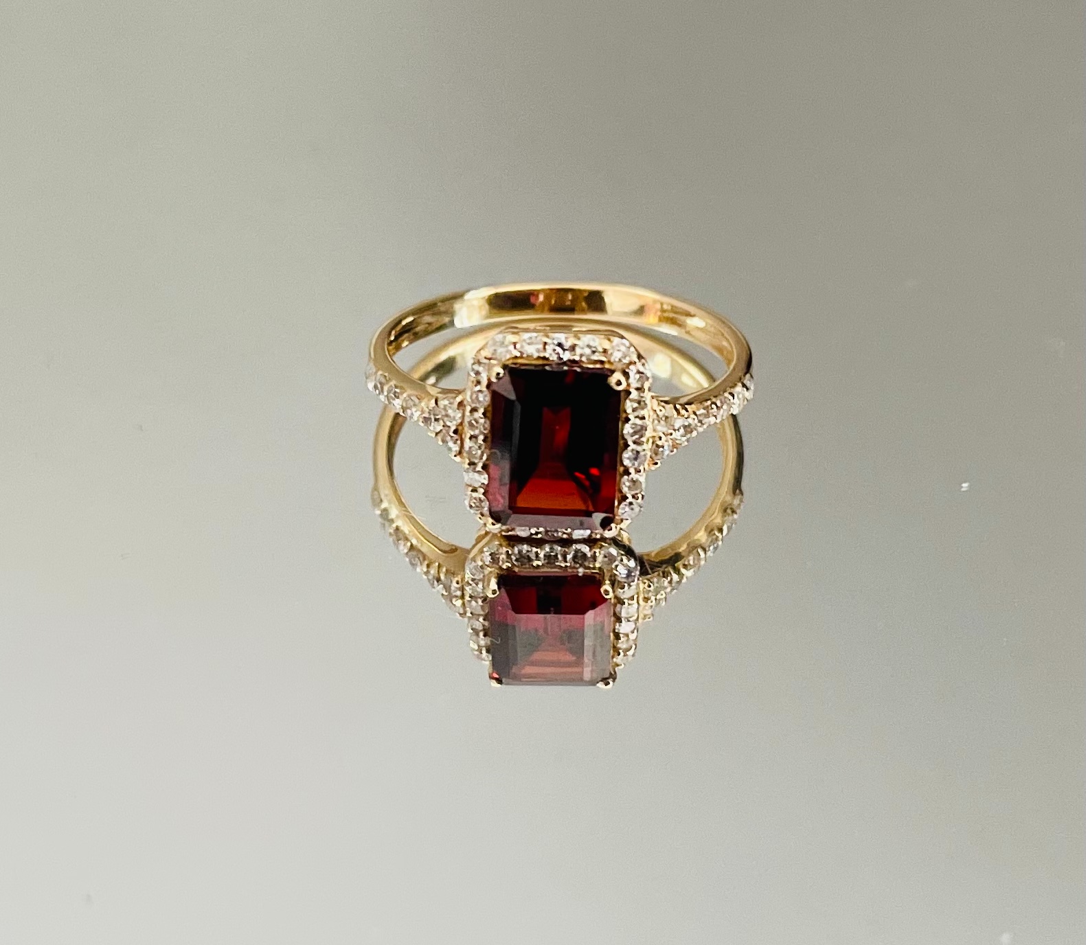 Beautiful Natural Garnet Ring With Diamonds And 18k Gold - Image 6 of 8