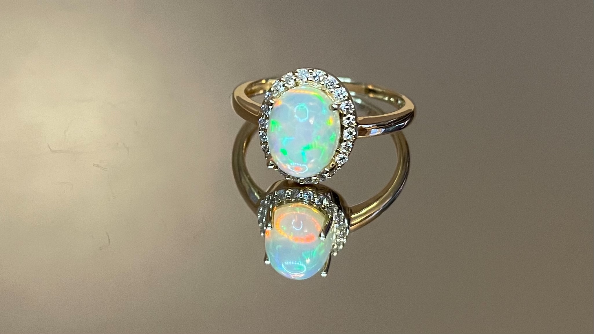 Beautiful Natural Opal Ring With Diamonds And 18k Gold - Image 3 of 6