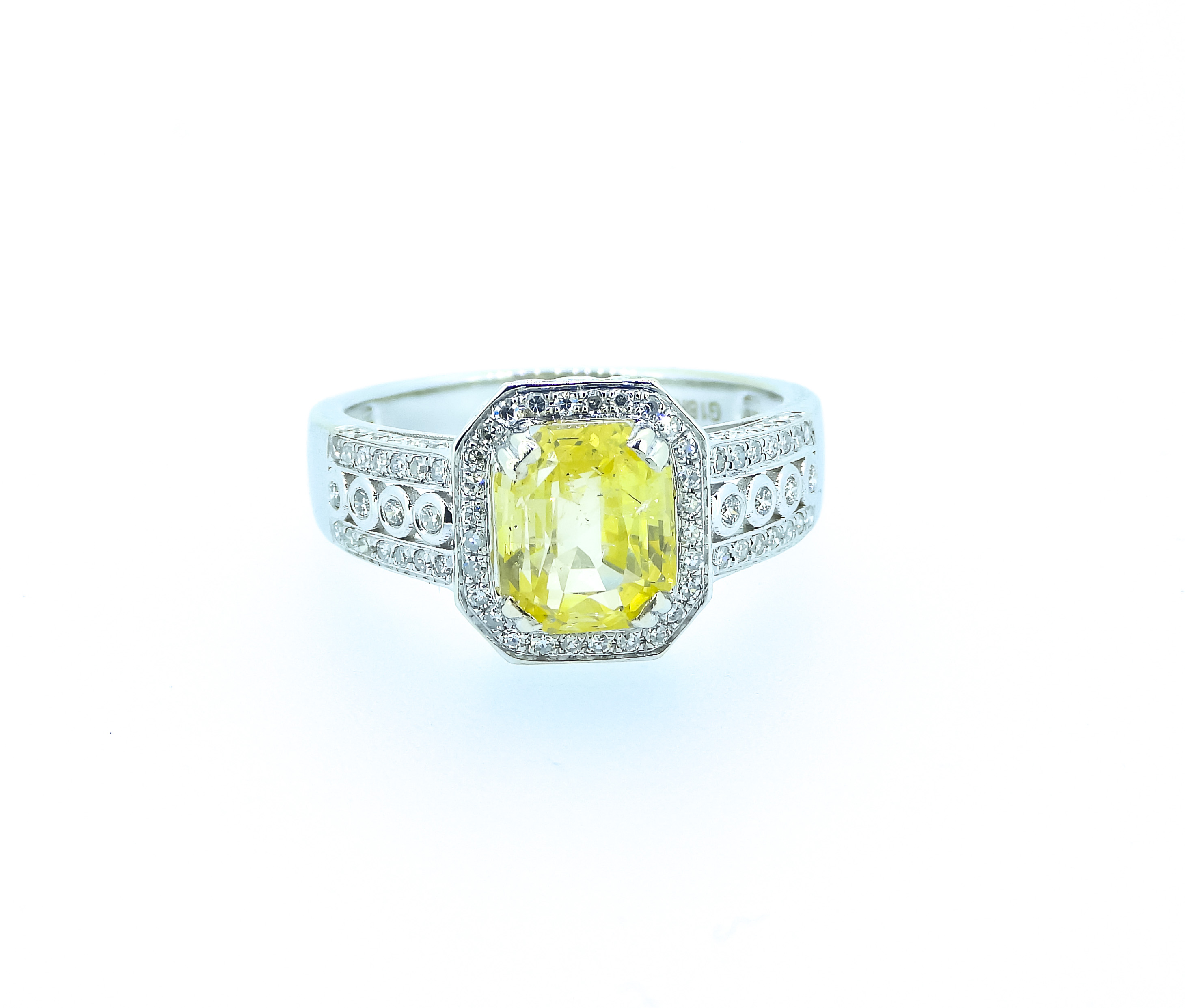 Certified 3.20 ct Yellow VVS Untreated Sapphire & Diamonds Ring