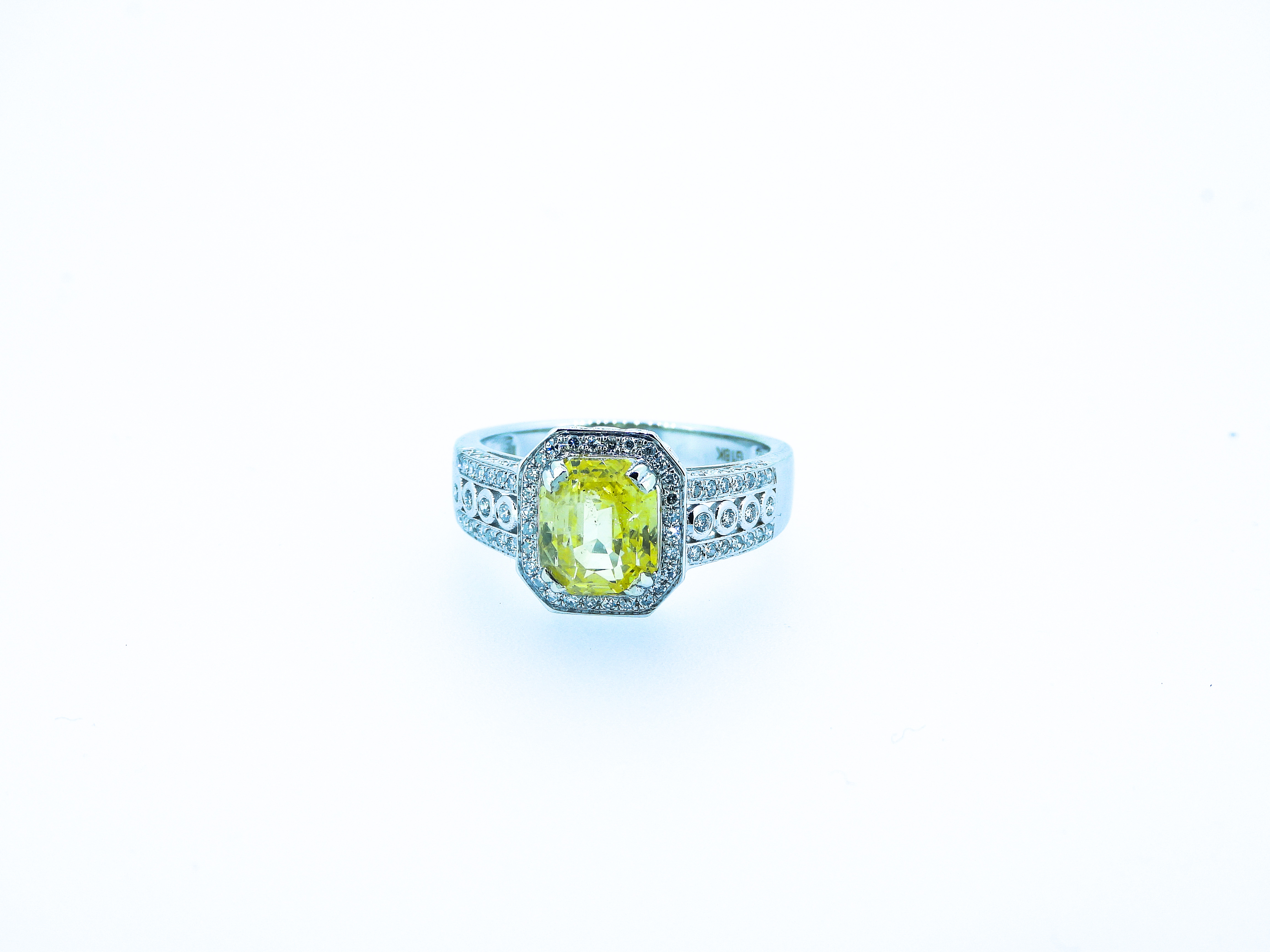 Certified 3.20 ct Yellow VVS Untreated Sapphire & Diamonds Ring - Image 7 of 7