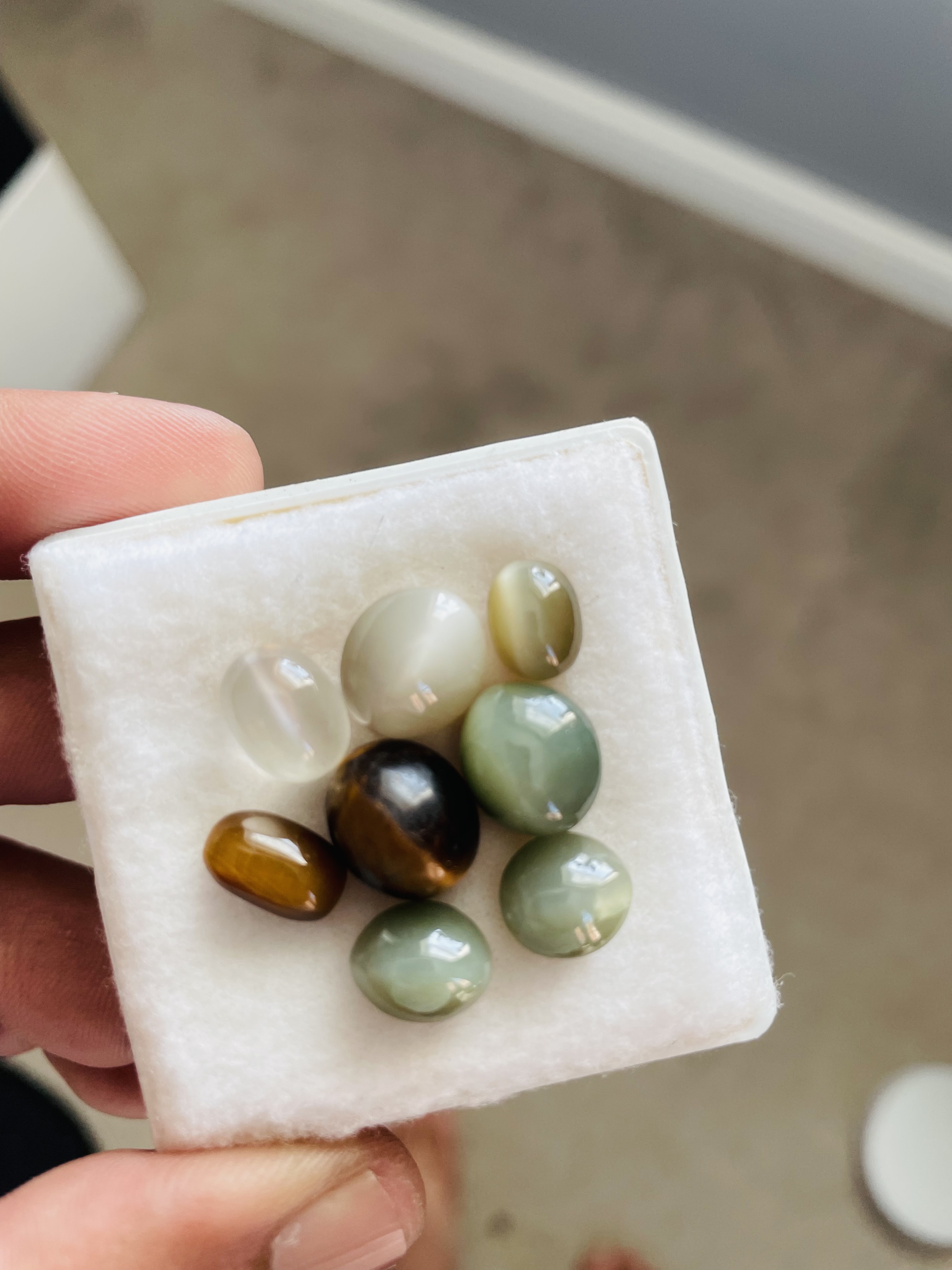 Beautiful mix of Cats Eye, Tiger Eye and Moon Stone gemstones - Image 2 of 2