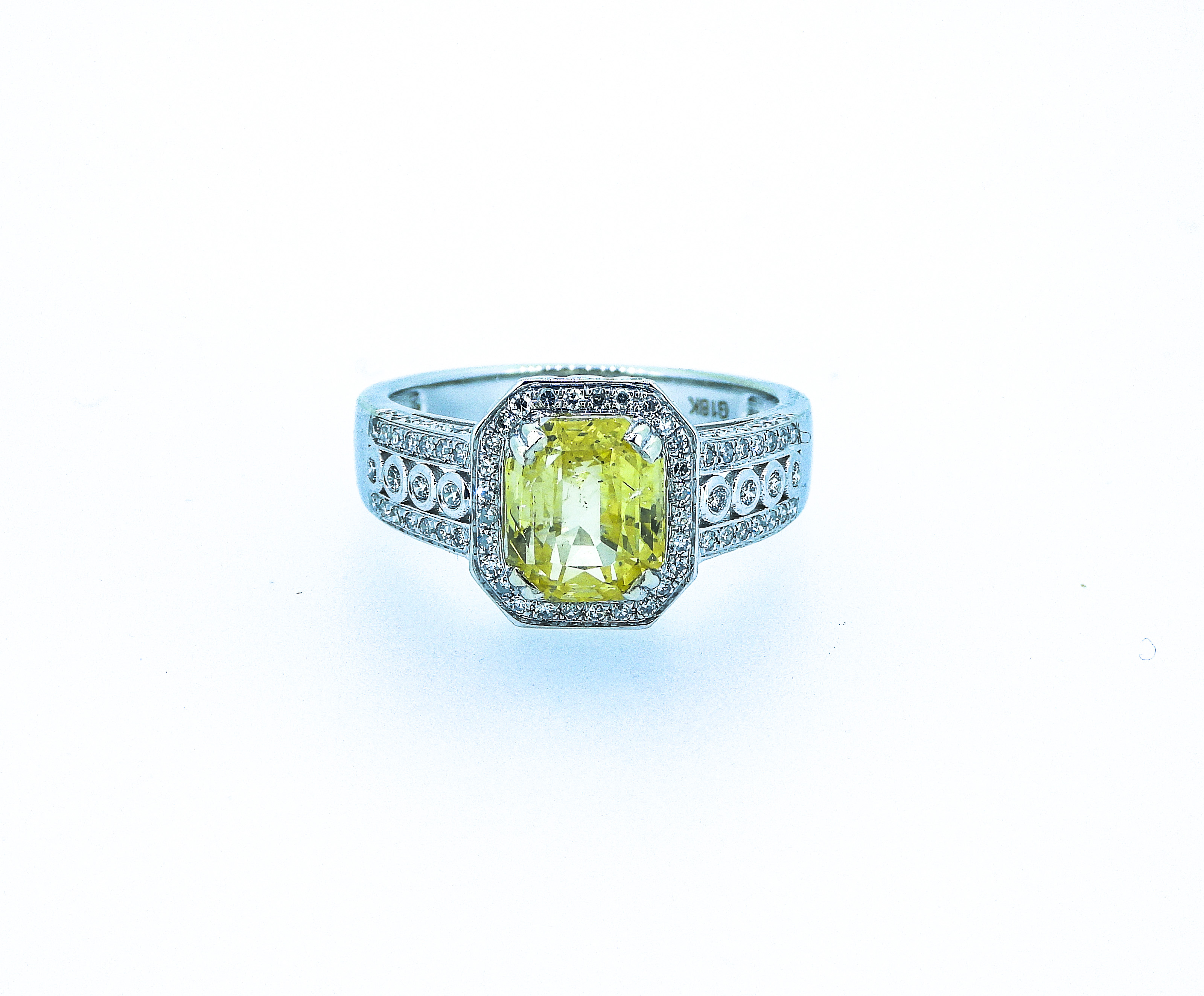 Certified 3.20 ct Yellow VVS Untreated Sapphire & Diamonds Ring - Image 5 of 7