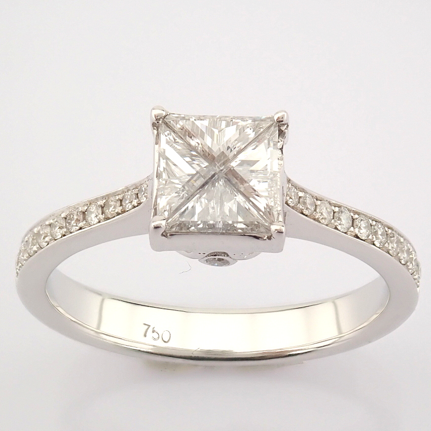 IDL Certificated 18K White Gold Triangle Cut Diamond & Diamond Ring (Total 0.55 ct Stone)