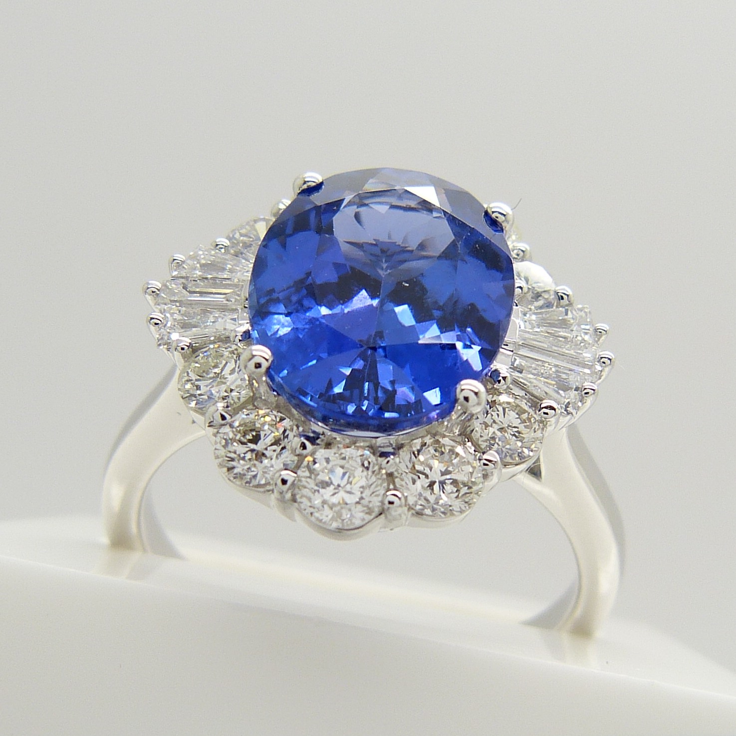 A stunning, certificated loupe-clean large tanzanite and diamond statement ring in 18ct white gold - Image 8 of 9