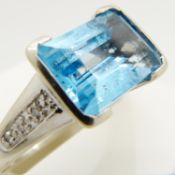 A pre-owned blue Topaz and Diamond dress ring in 18ct white Gold