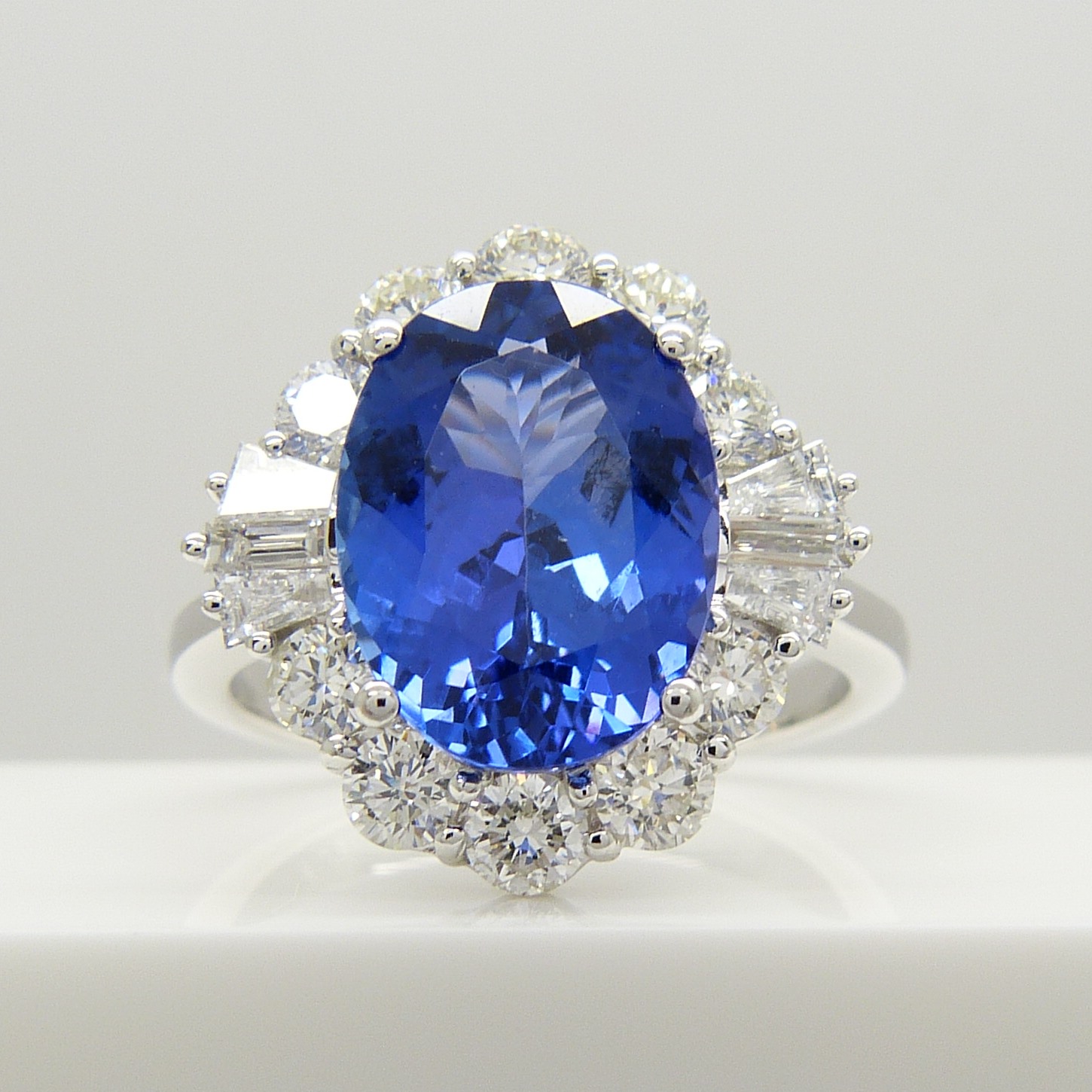 A stunning, certificated loupe-clean large tanzanite and diamond statement ring in 18ct white gold - Image 5 of 9