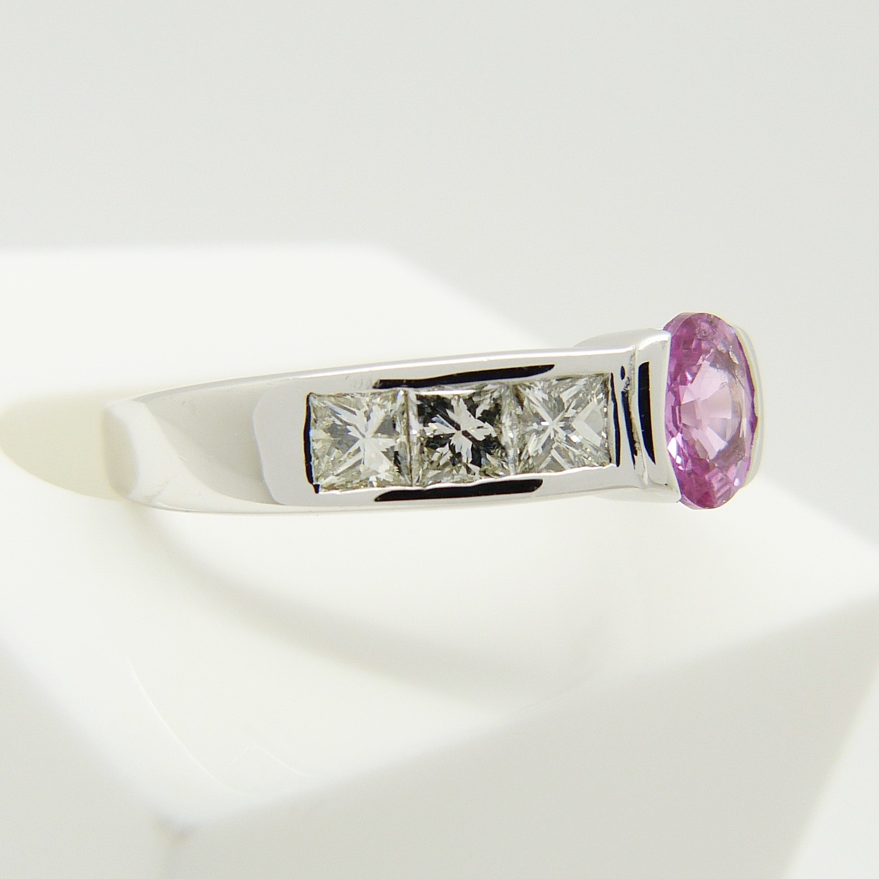 A pink Sapphire gemstone and princess-cut Diamond ring in 18ct white Gold - Image 3 of 7