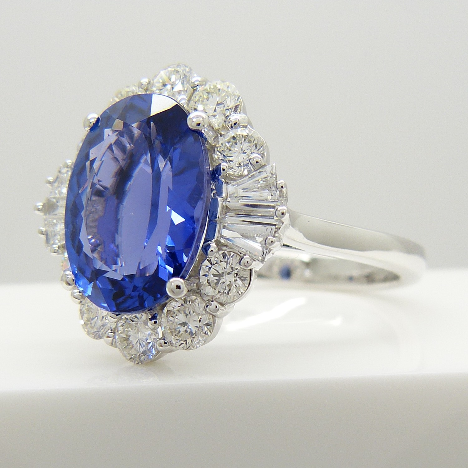 A stunning, certificated loupe-clean large tanzanite and diamond statement ring in 18ct white gold - Image 4 of 9