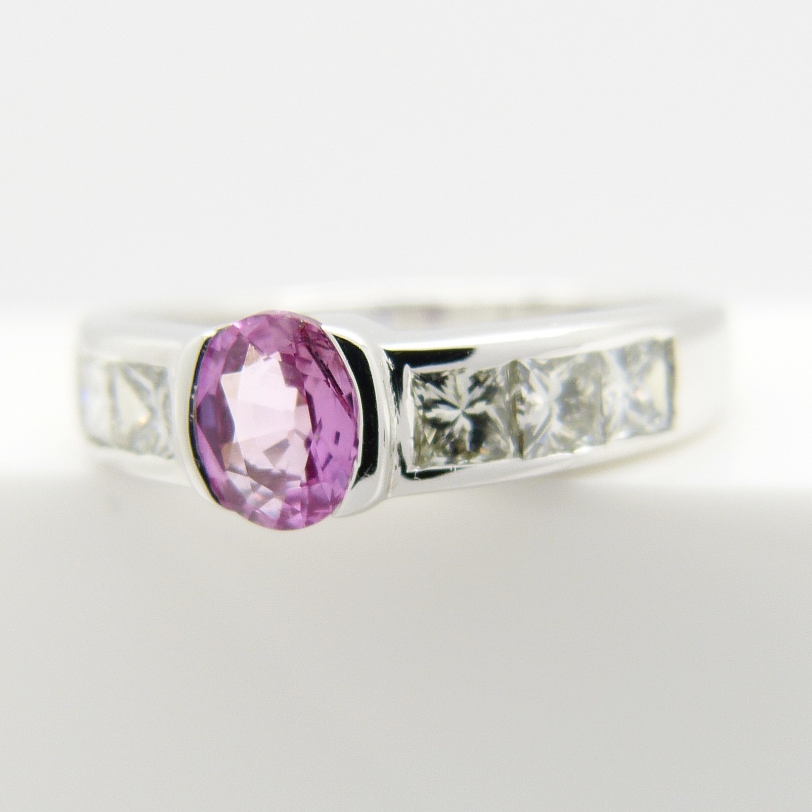 A pink Sapphire gemstone and princess-cut Diamond ring in 18ct white Gold - Image 6 of 7